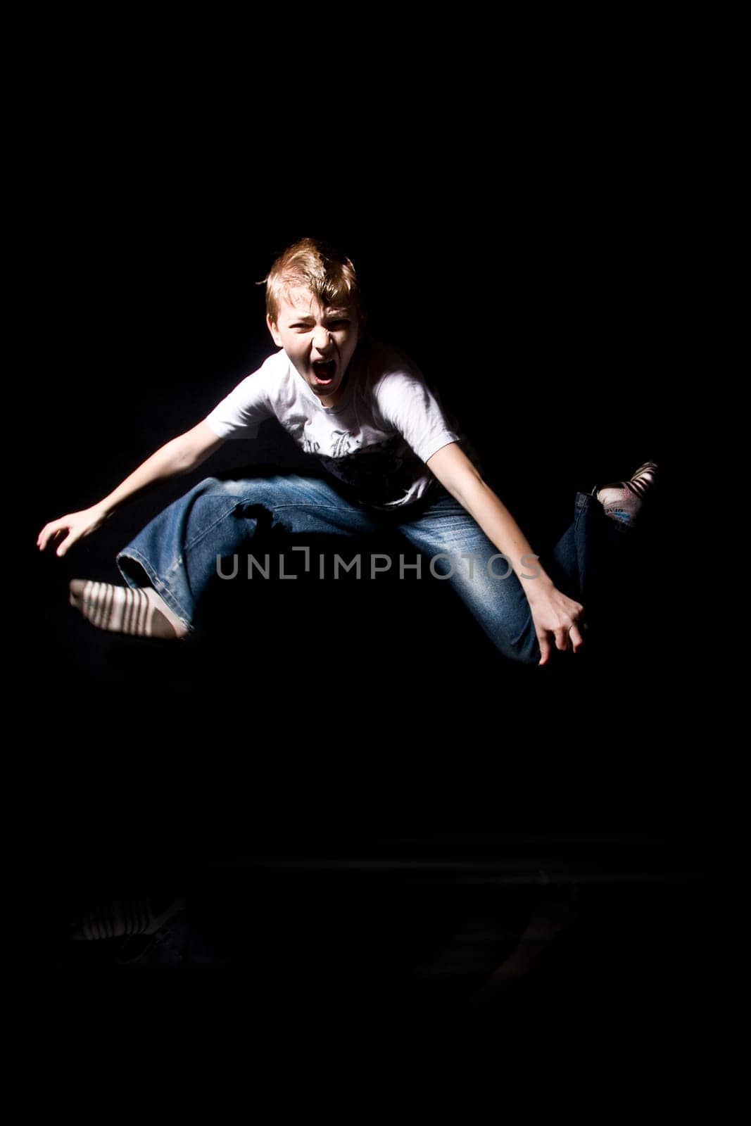 Boy jumps and screams wd683