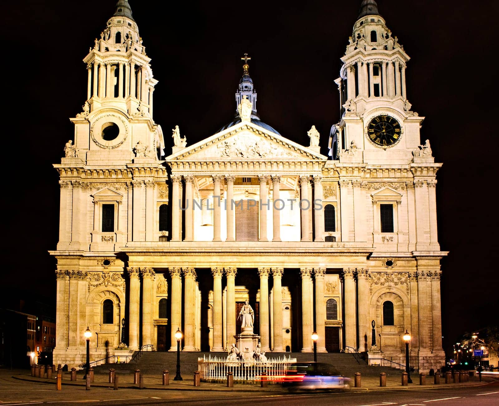 St. Pauls Cathedral London at night