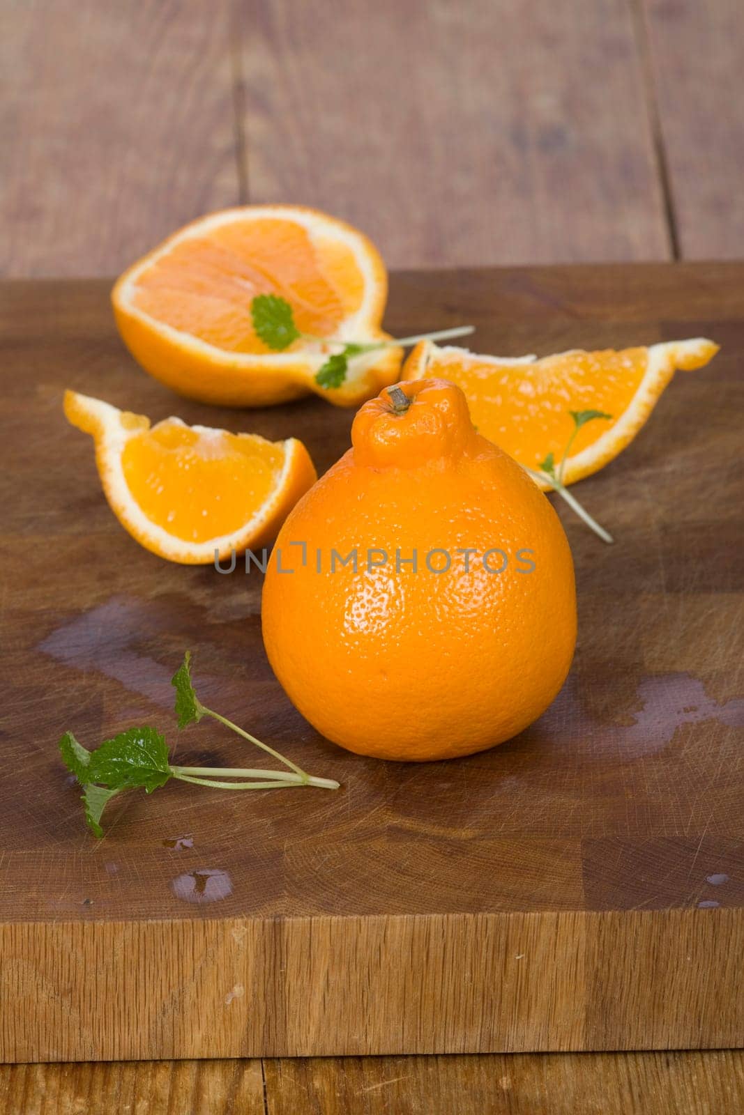 Navel orange with mint