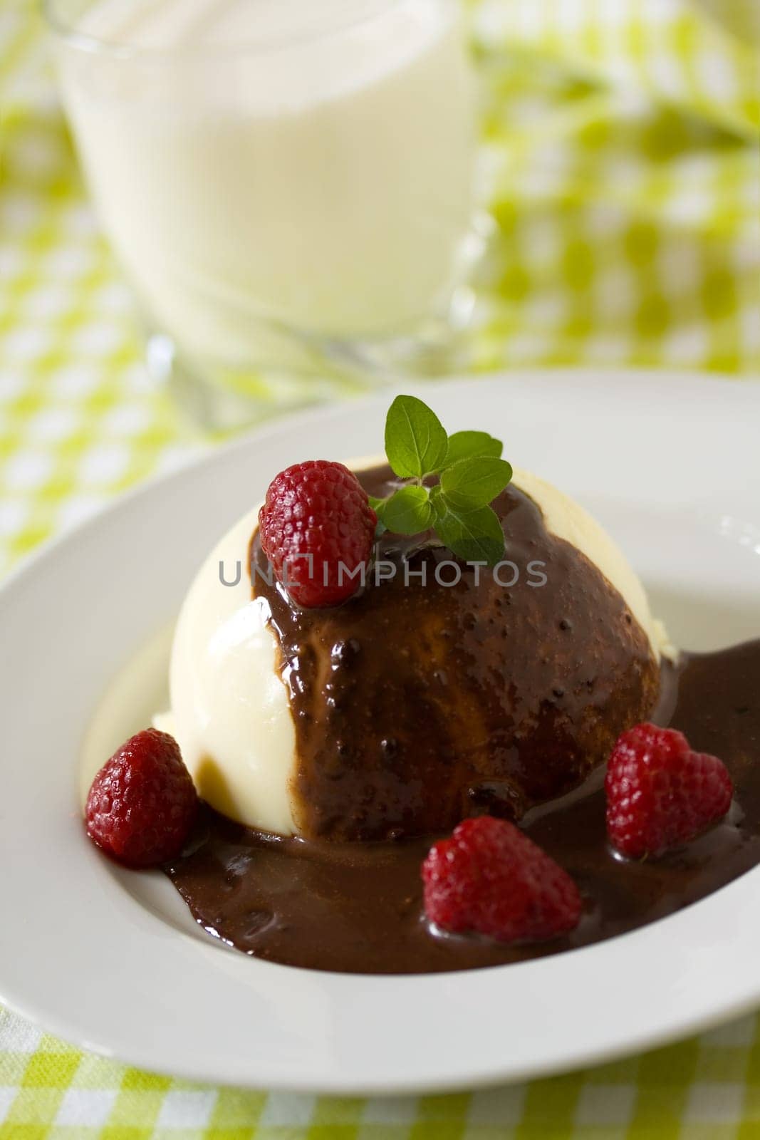 Vanilla pudding with chocolate sauce