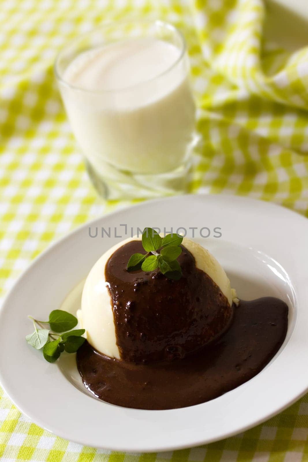 Vanilla pudding with chocolate sauce