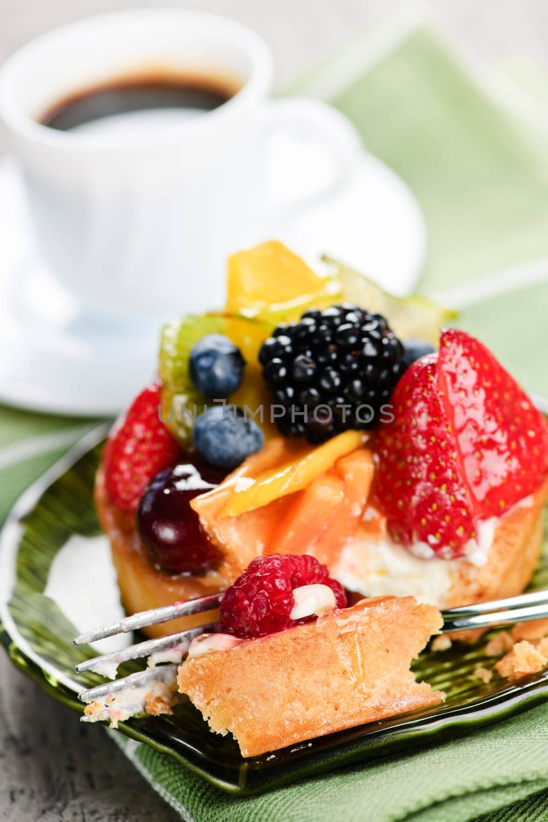 Assorted berry tart with coffee