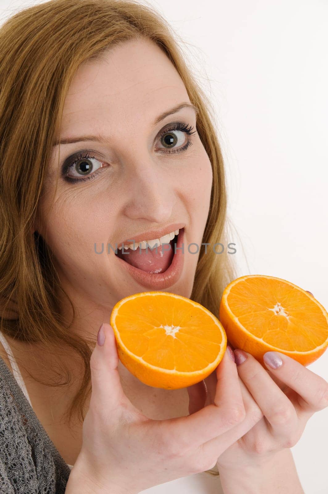 Valeria Hold the Oranges