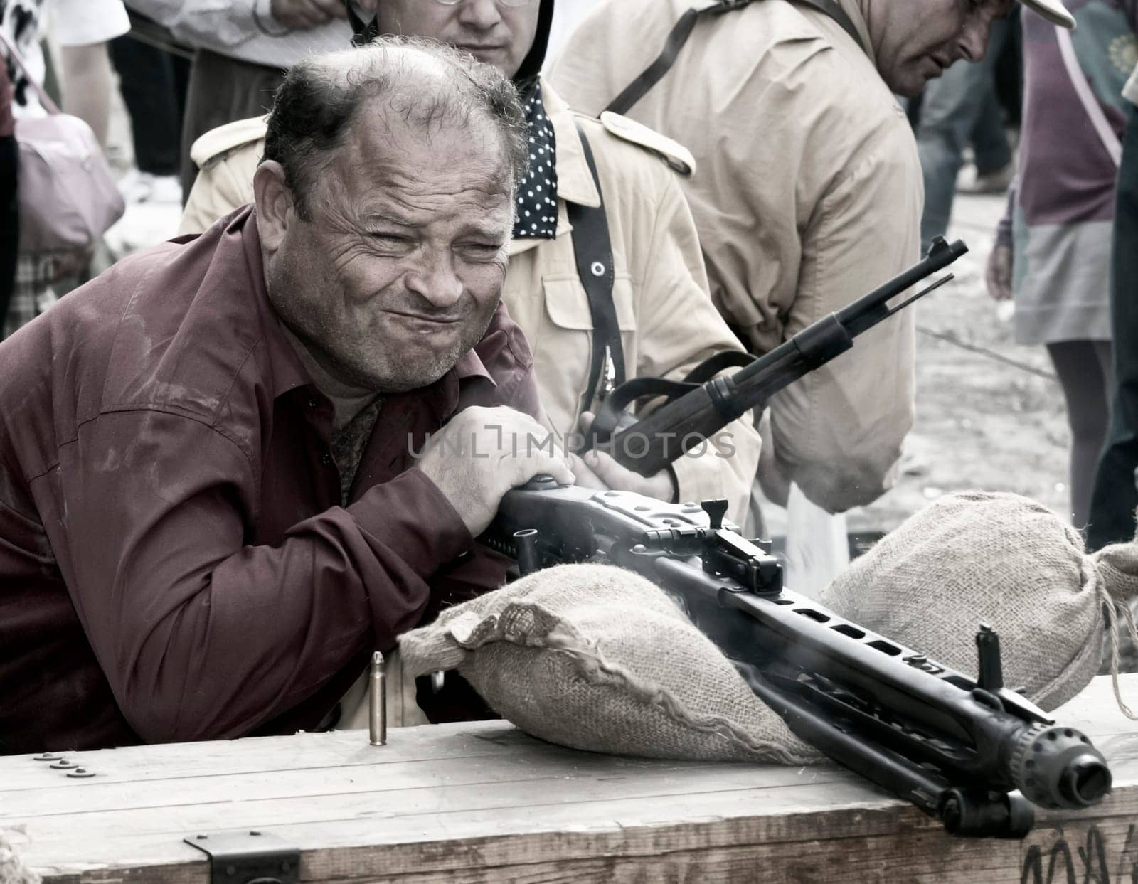 Mtarfa Mayor fires an MG42