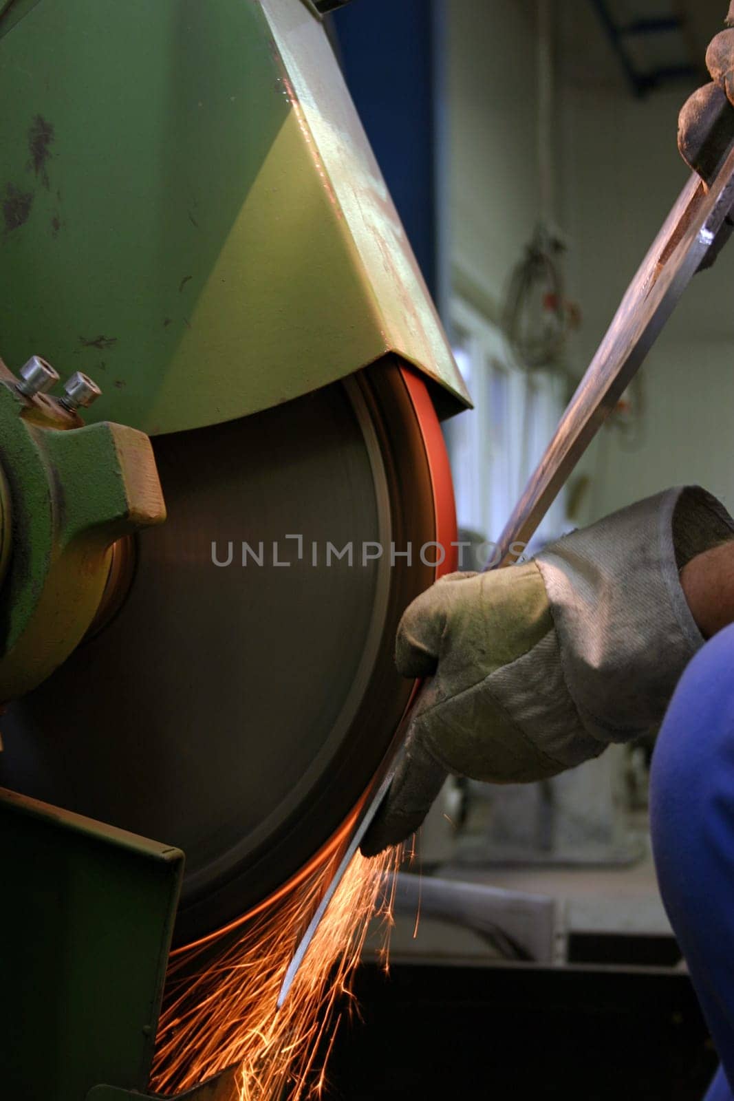 Worker at the grinding bench