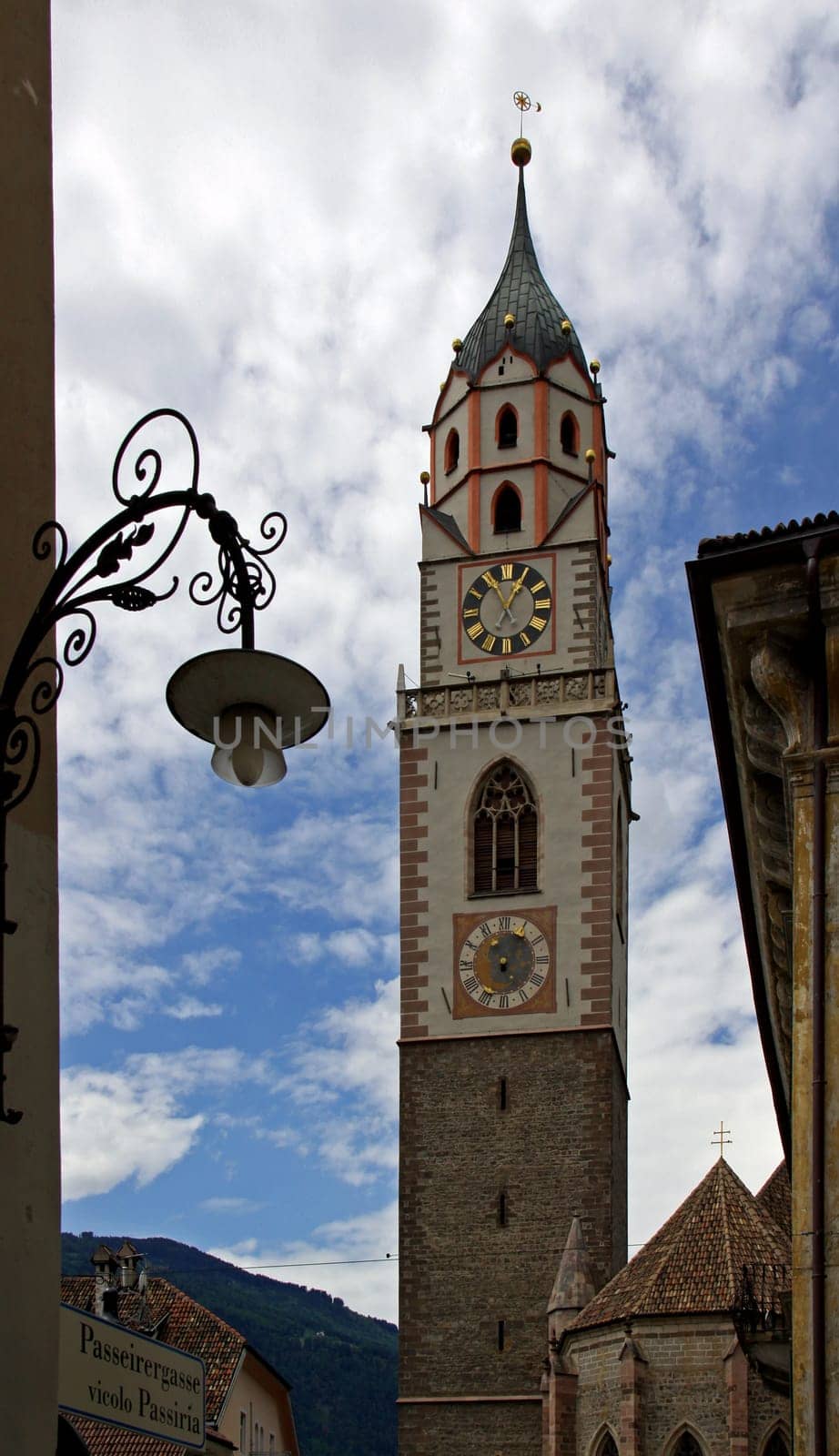 Duomo di San Nicolo - Merano: A popular postcard motif in Merano is the 80 m high tower of the parish church of St. Nicholas with its octagonal superstructure and its characteristic dome. With the construction of today's parish church in the first decades