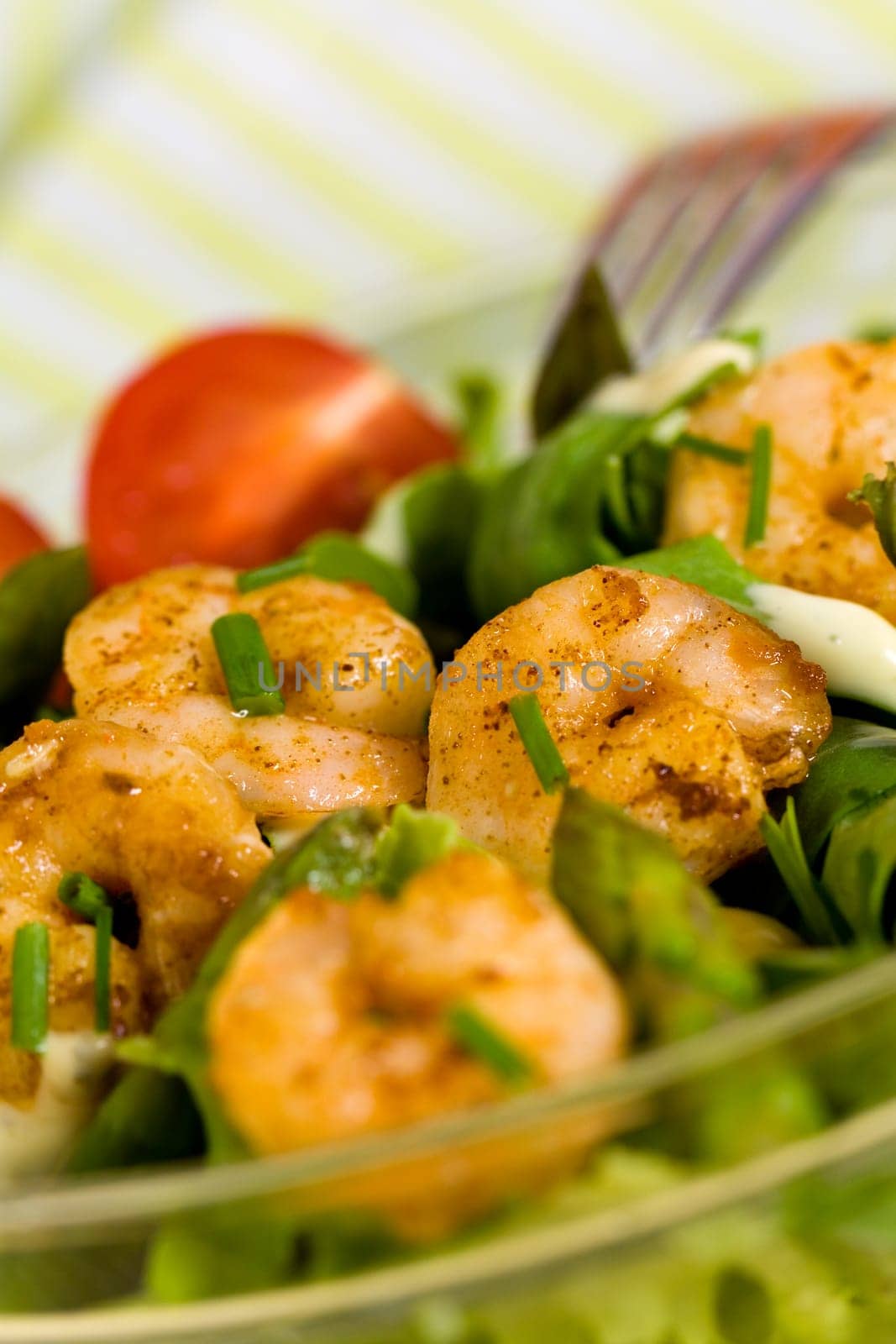 lamb's lettuce with olives,sauce,prawns