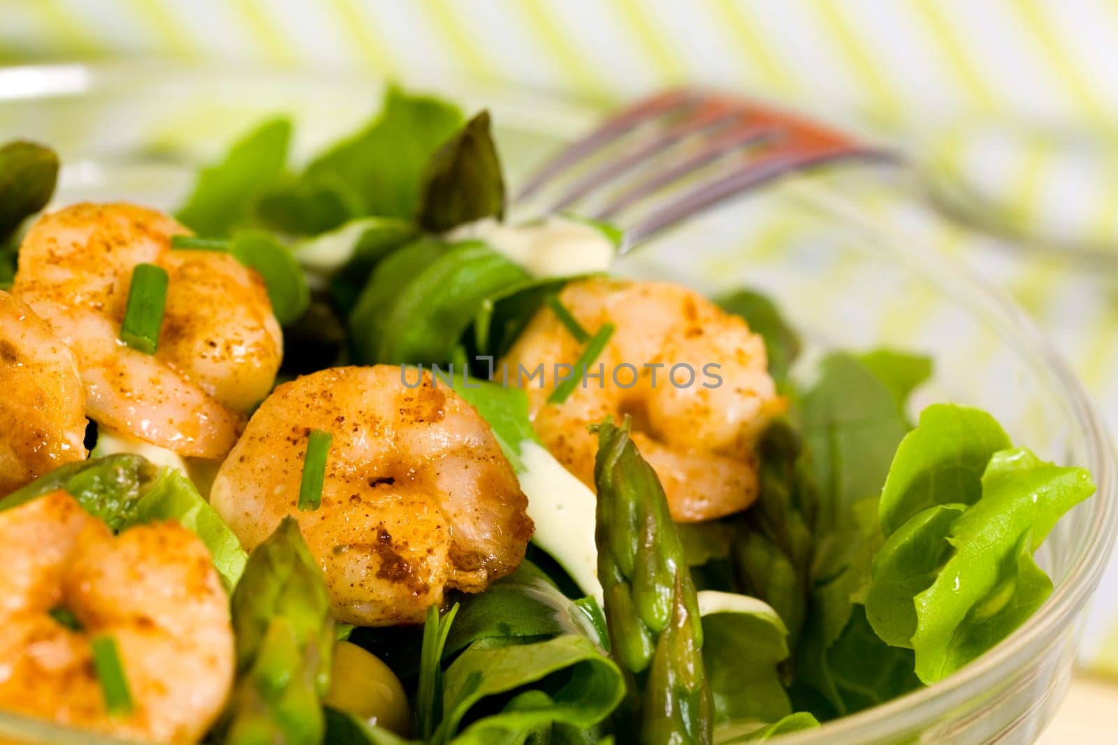 lamb's lettuce with olives,sauce,prawns,spar