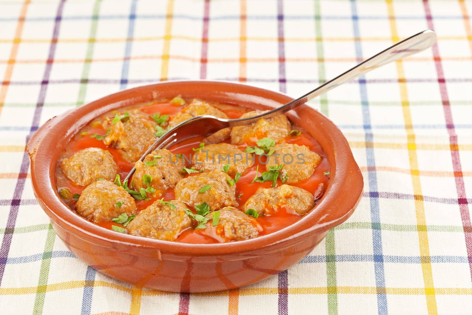 Fresh meatballs with peas