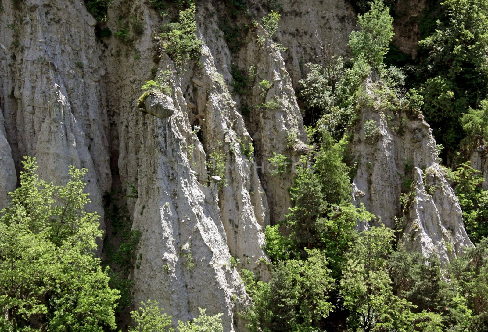 Piramidi di terra: The starting material for earth pyramids is late glacial moraine loam. Large stones or rock slabs prevent weathering below their contact surfaces and thus produce metre-high earth pyram over a period of several thousand years