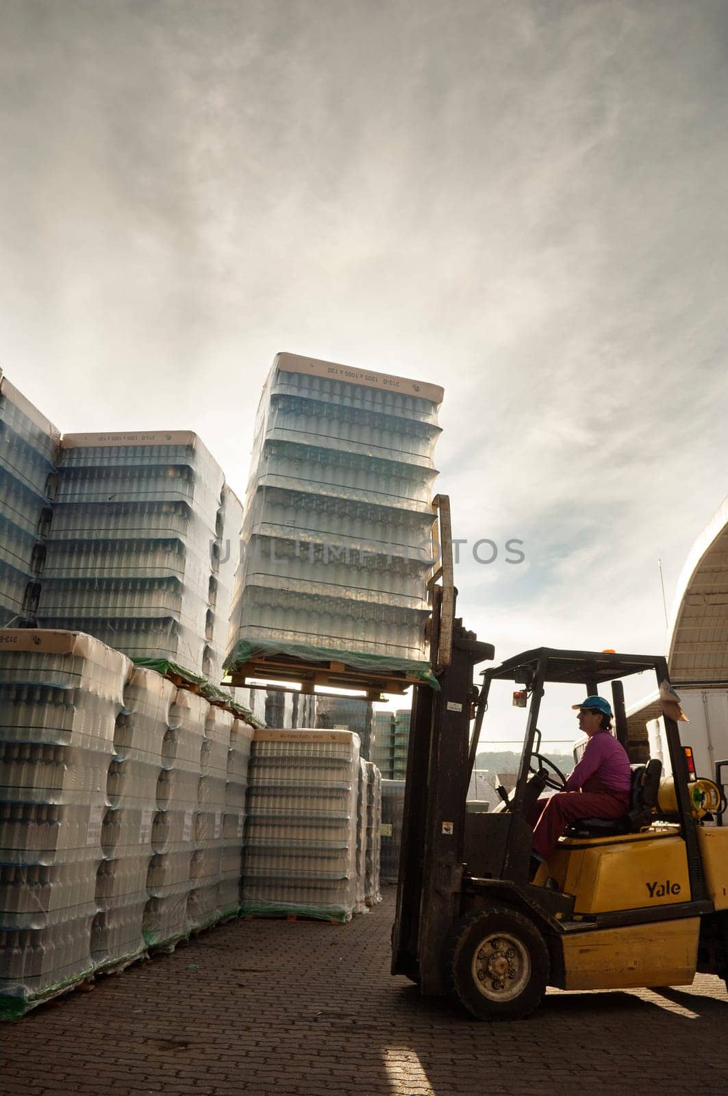 Piling bottles with a forklift