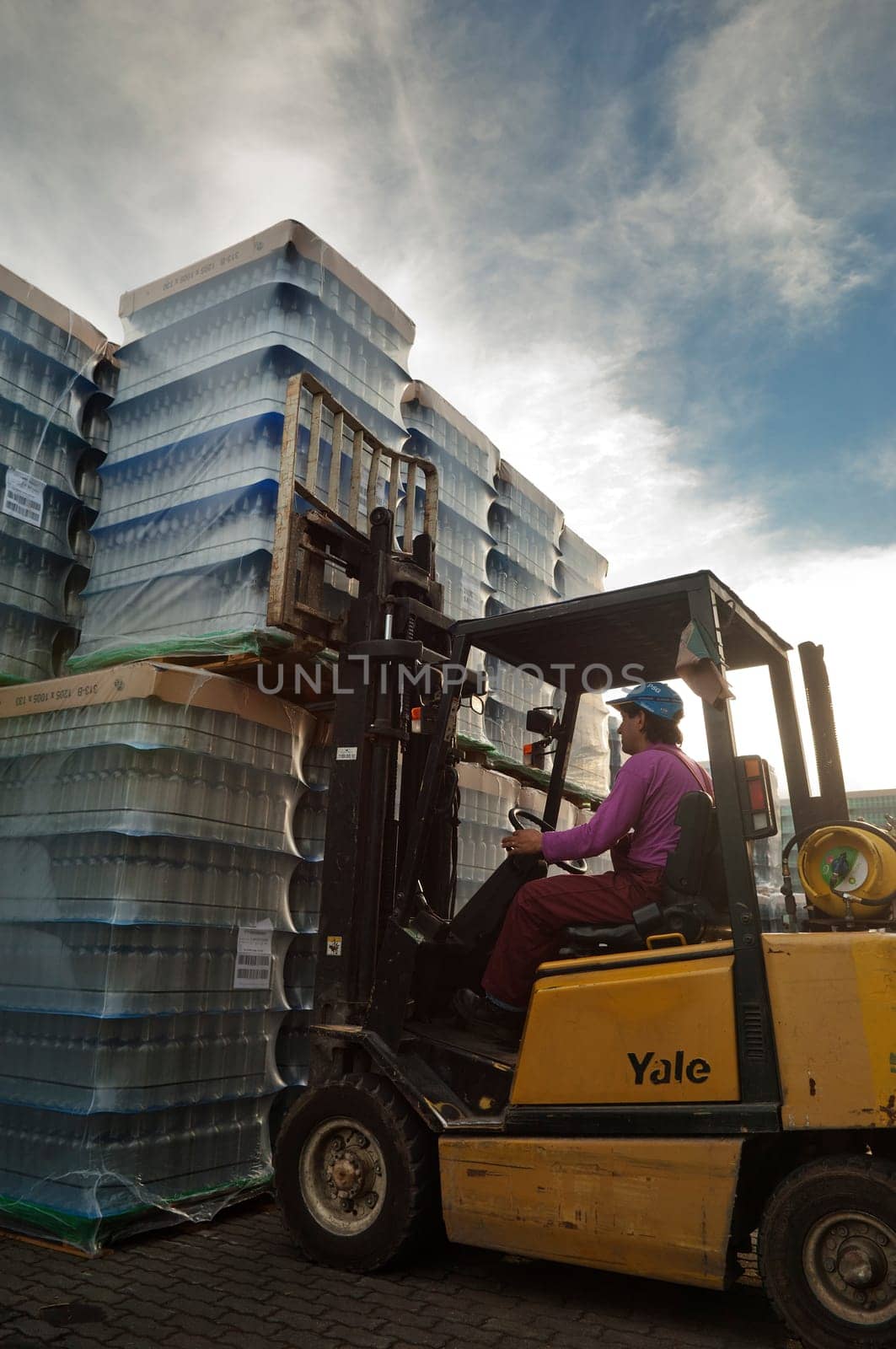 Piling bottles with a forklift