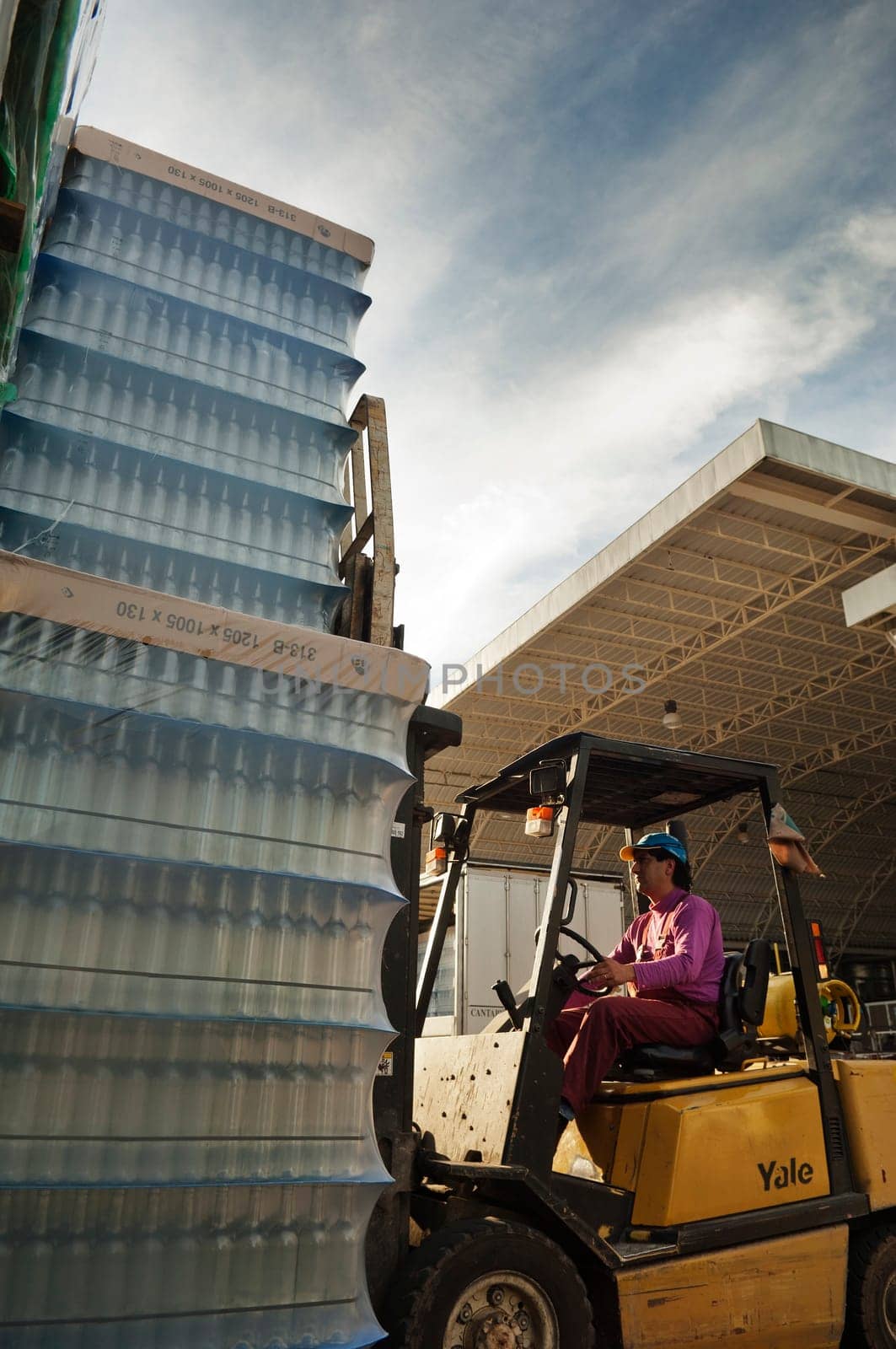 Piling bottles with a forklift