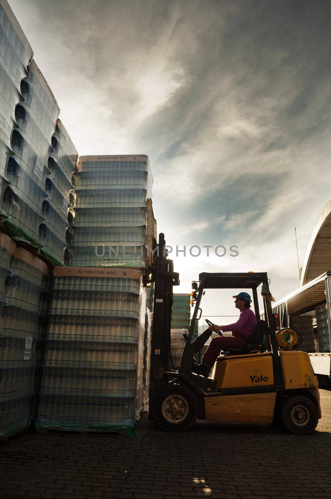 Piling bottles with a forklift