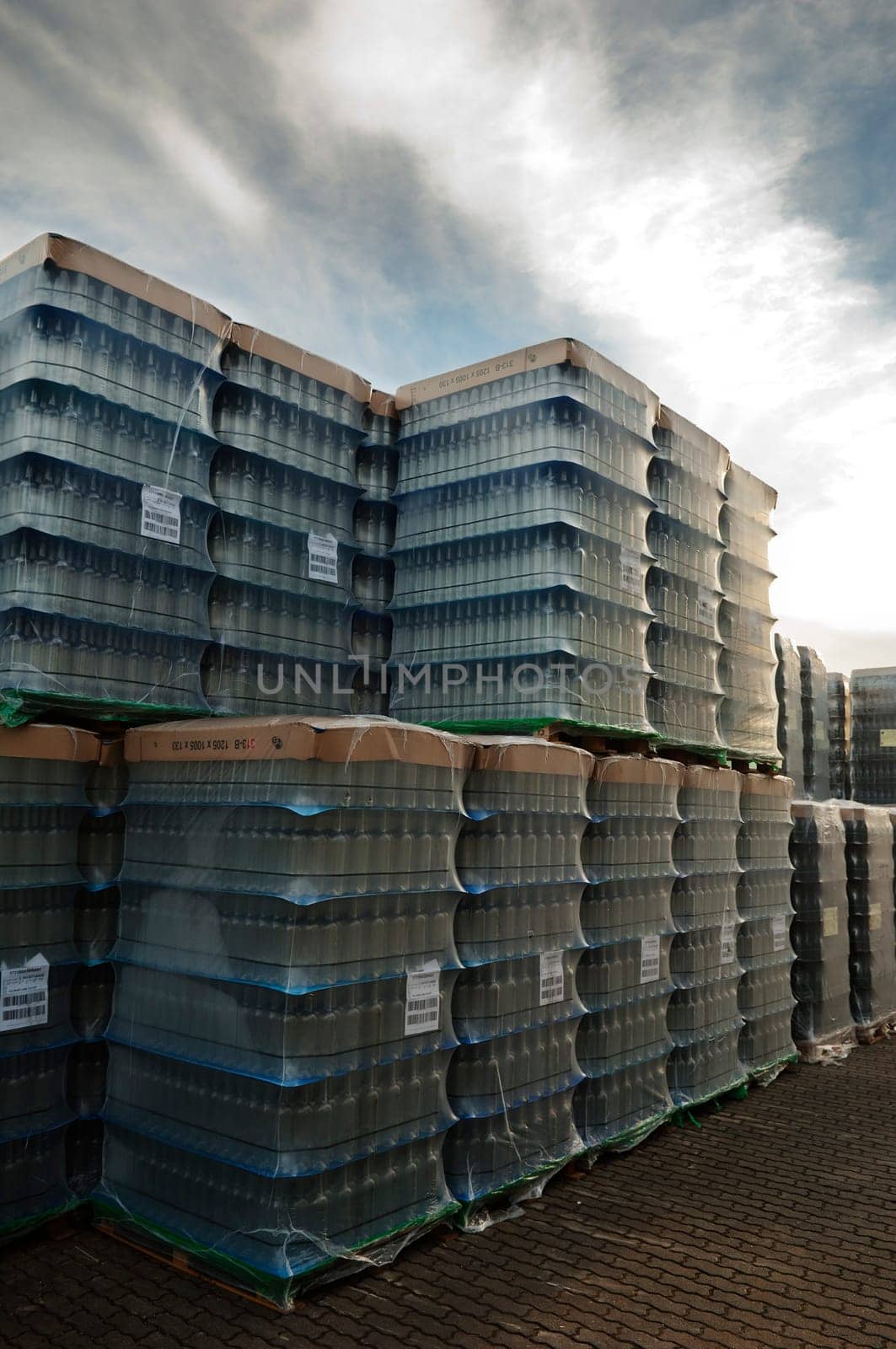 Piling bottles with a forklift