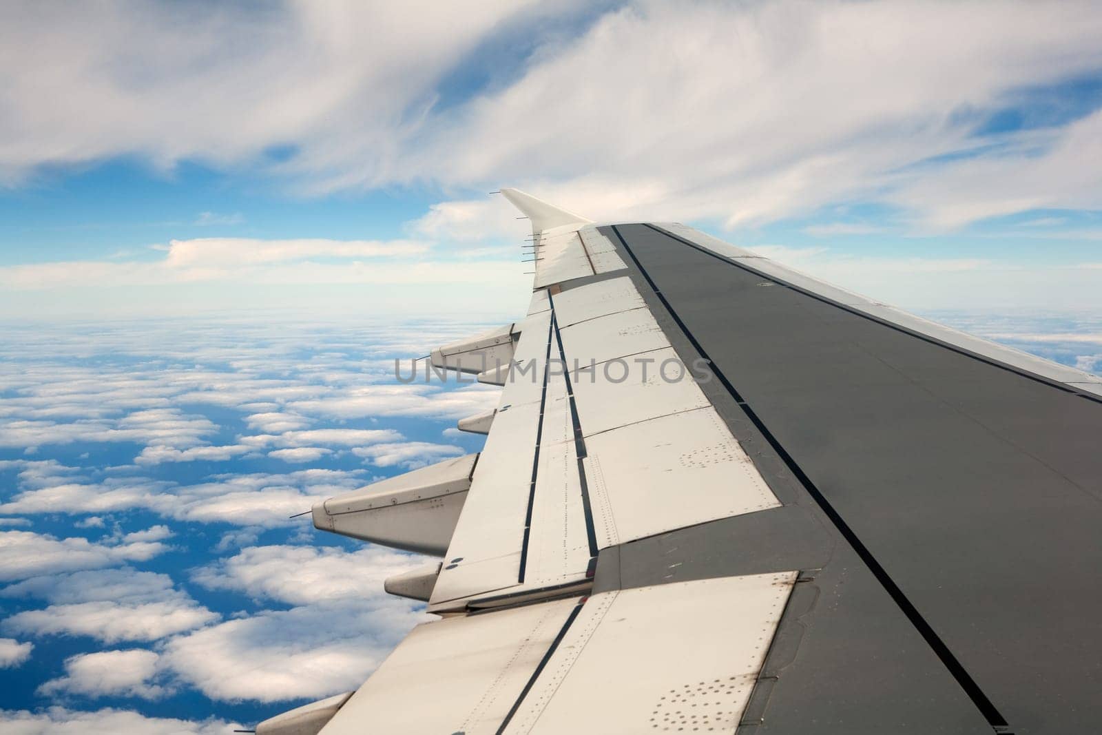 Airplane wing