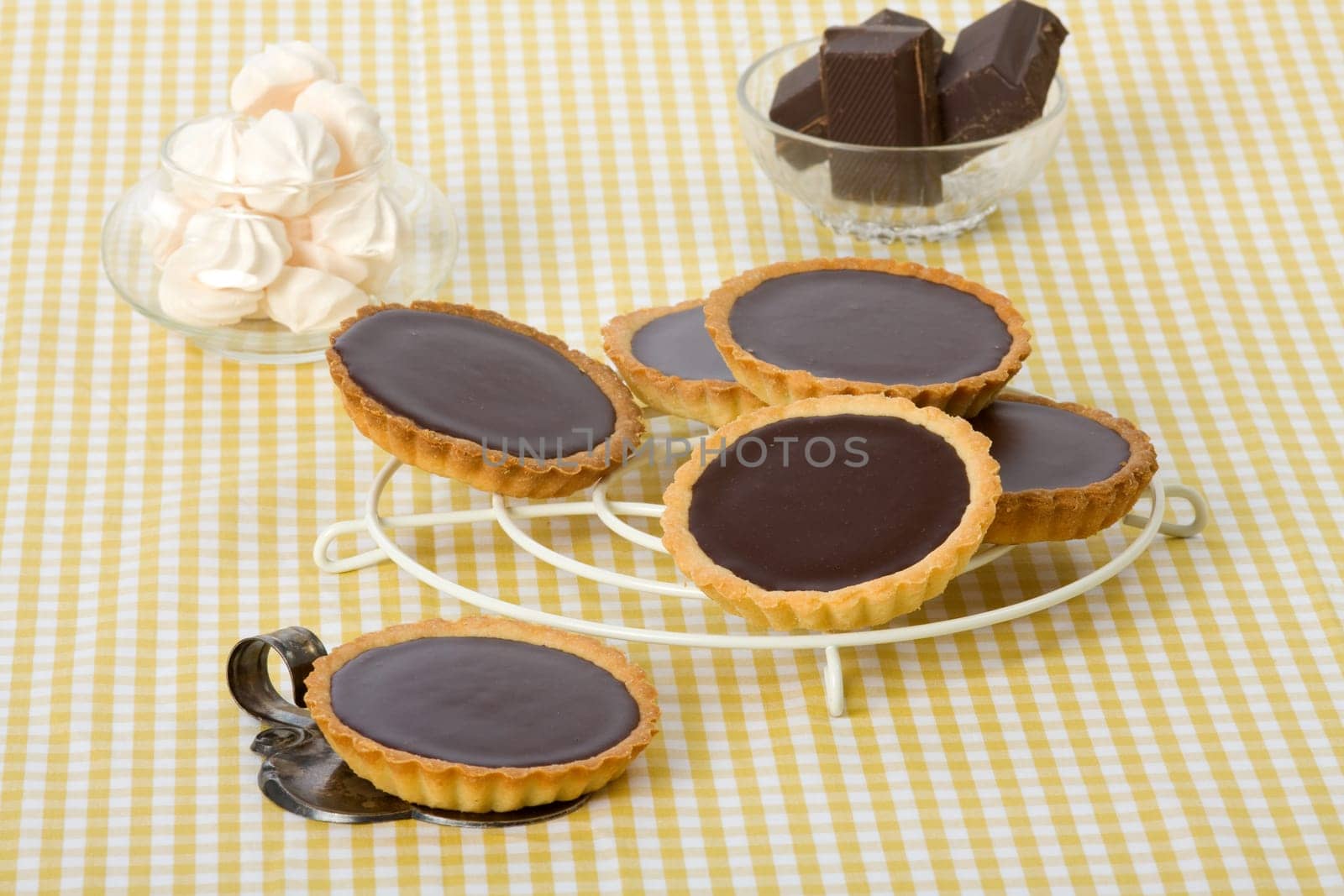 Nougat tart with chocolate