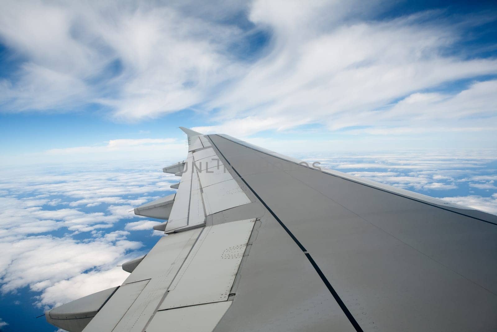Airplane wing