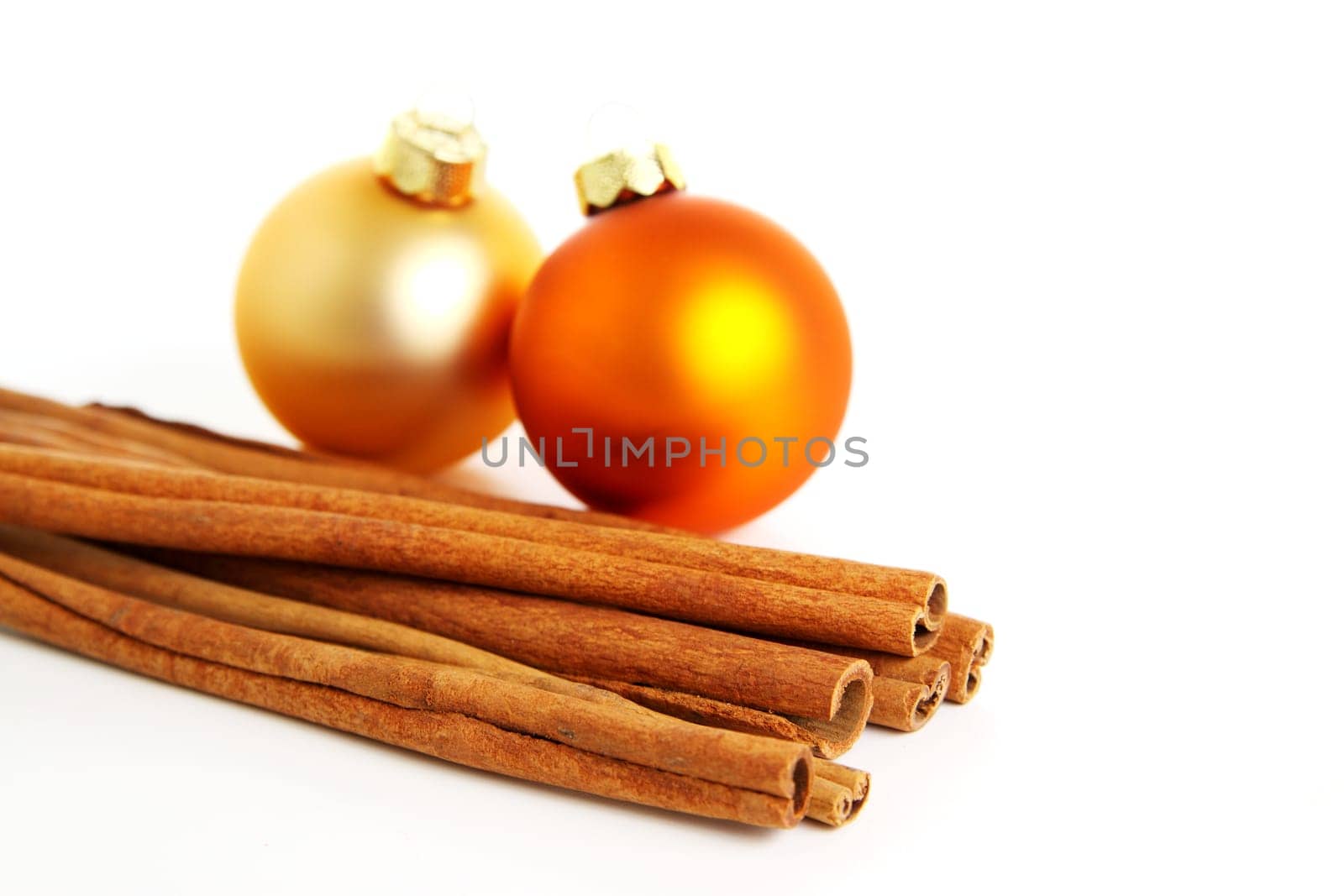 Christmas decoration - cinnamon sticks with Christmas balls