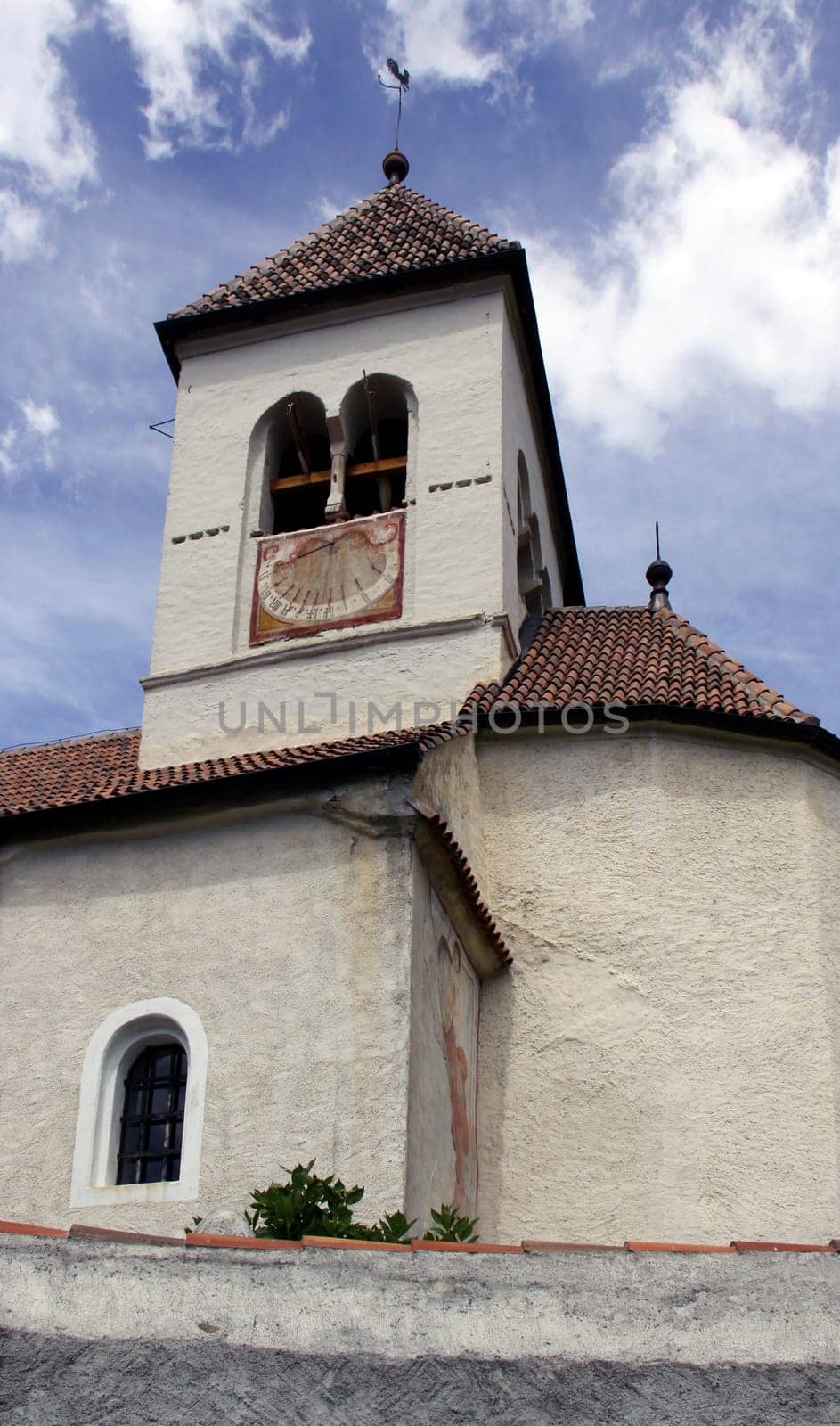 The parish church of St. Peter,west of Tyrol Castle and above the village of Gratsch,is one of the oldest baptismal churches in South Tyrol and one of the oldest Christian sanctuaries in the Burggrafenamt. It stands over an even older pre-Romanesque complex