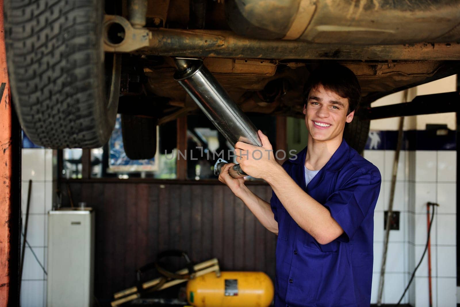 Car mechanic in the Wekstatt