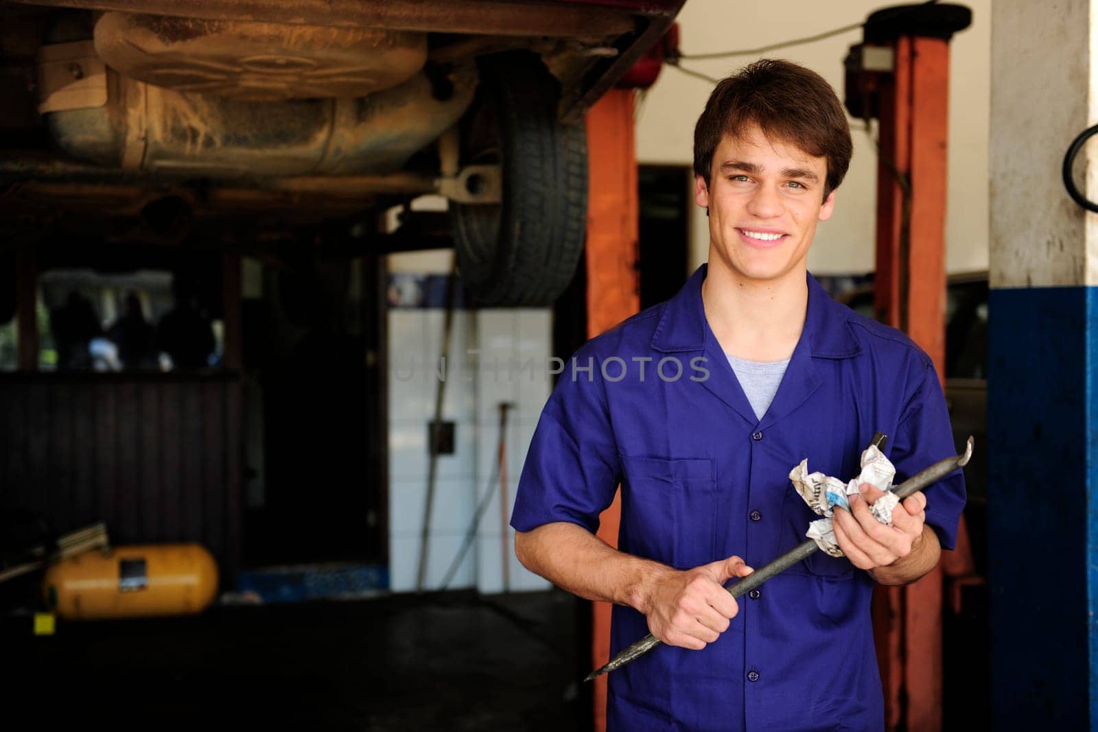 Car mechanic in the Wekstatt