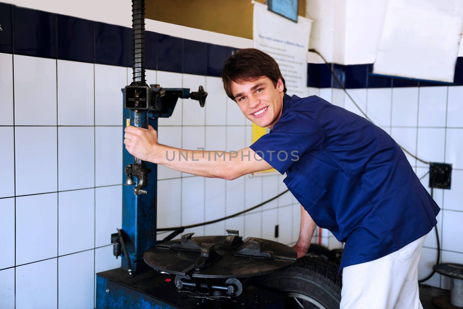 Car mechanic repairs tires