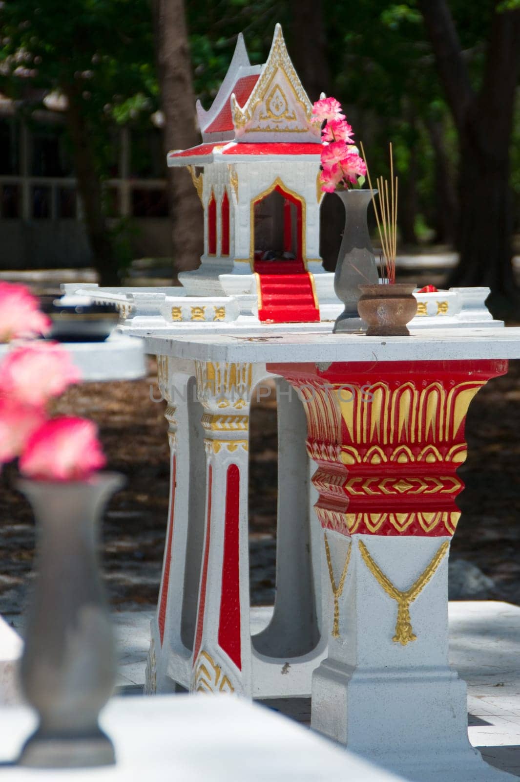 Shrine wood white red praying wat