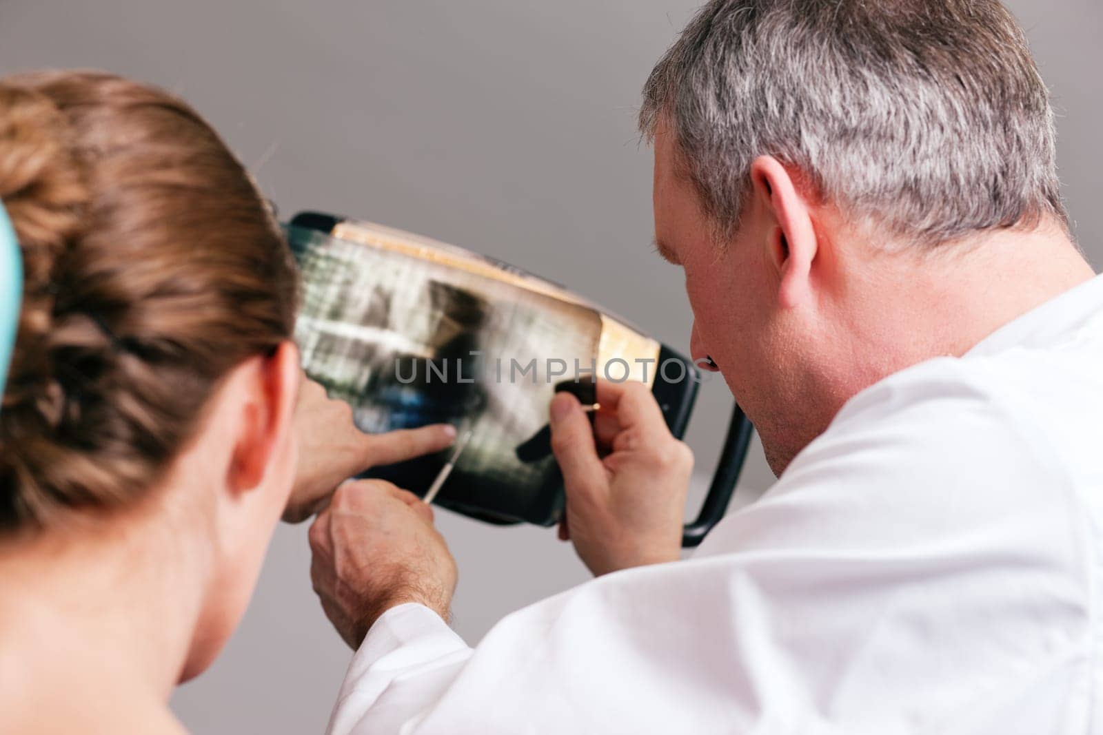 Dentist explains X-ray image