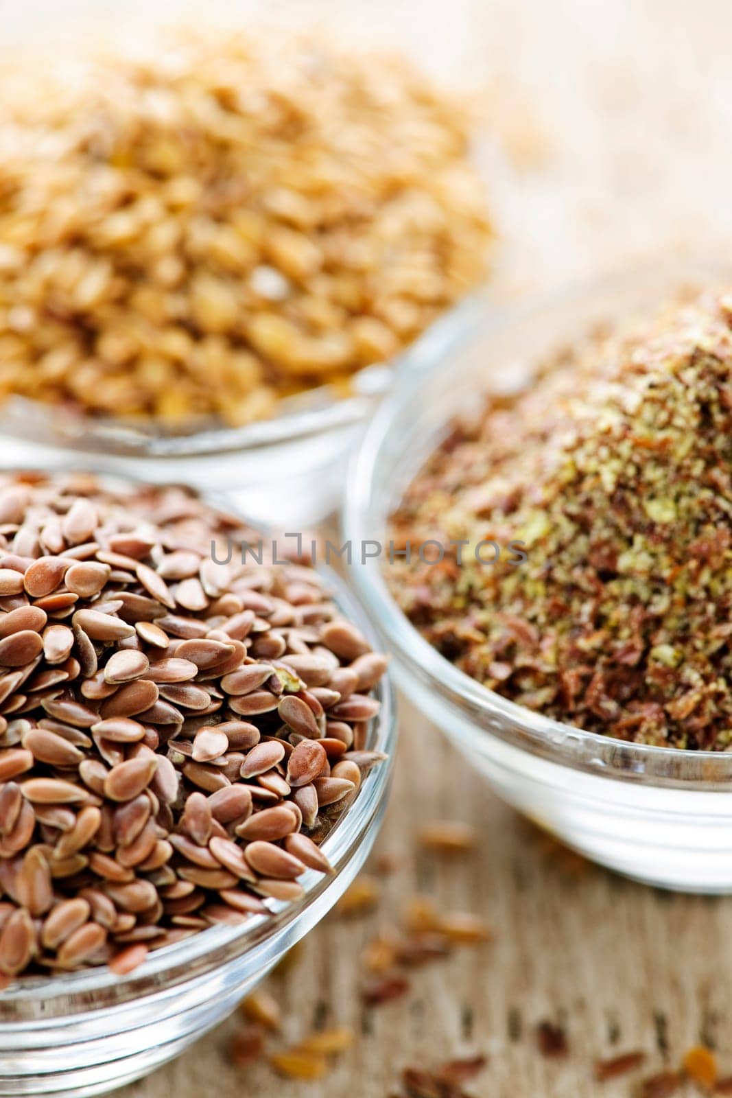 Brown and golden flax seed