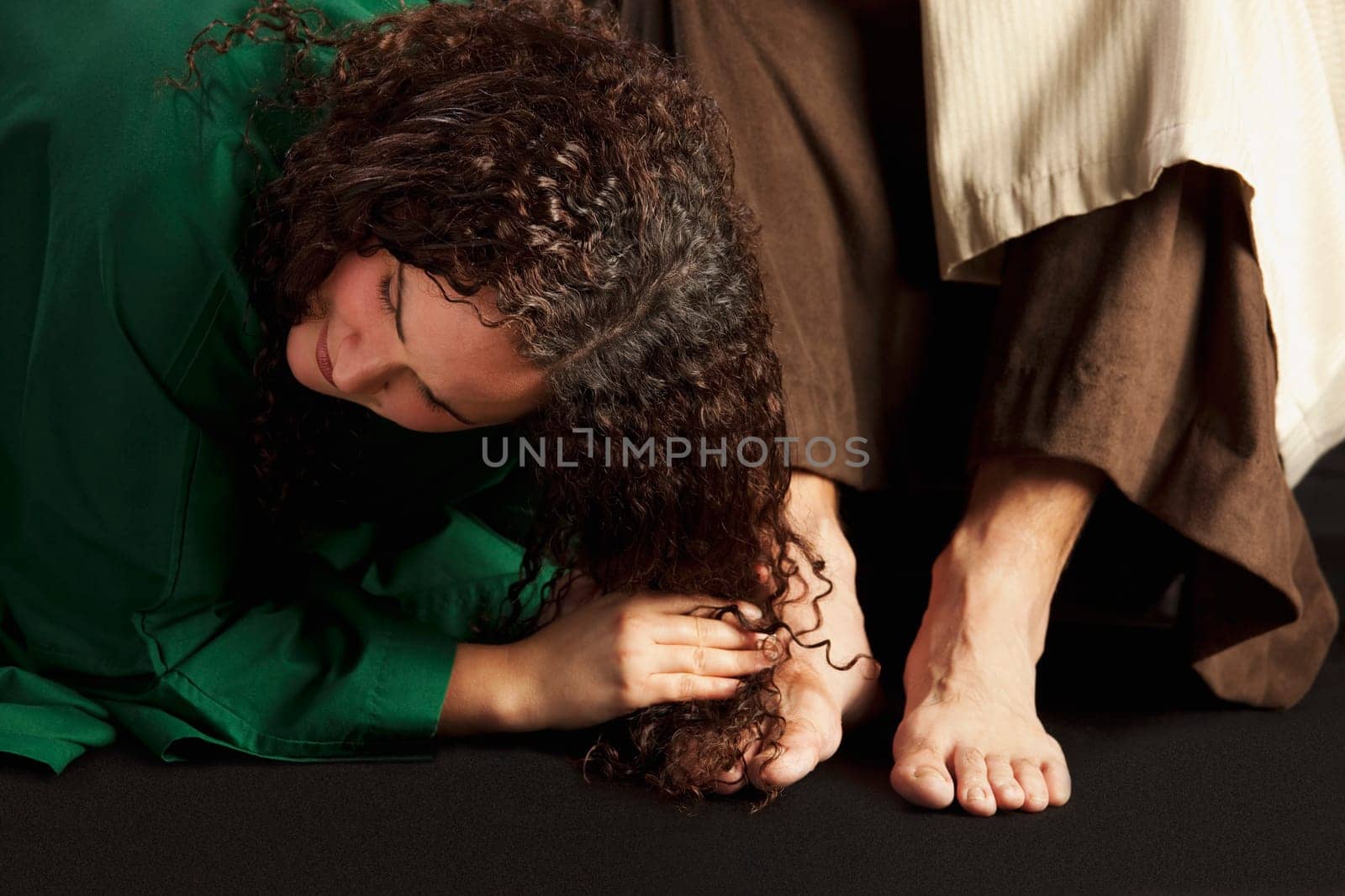 mary magdalene wiping jesus' feet