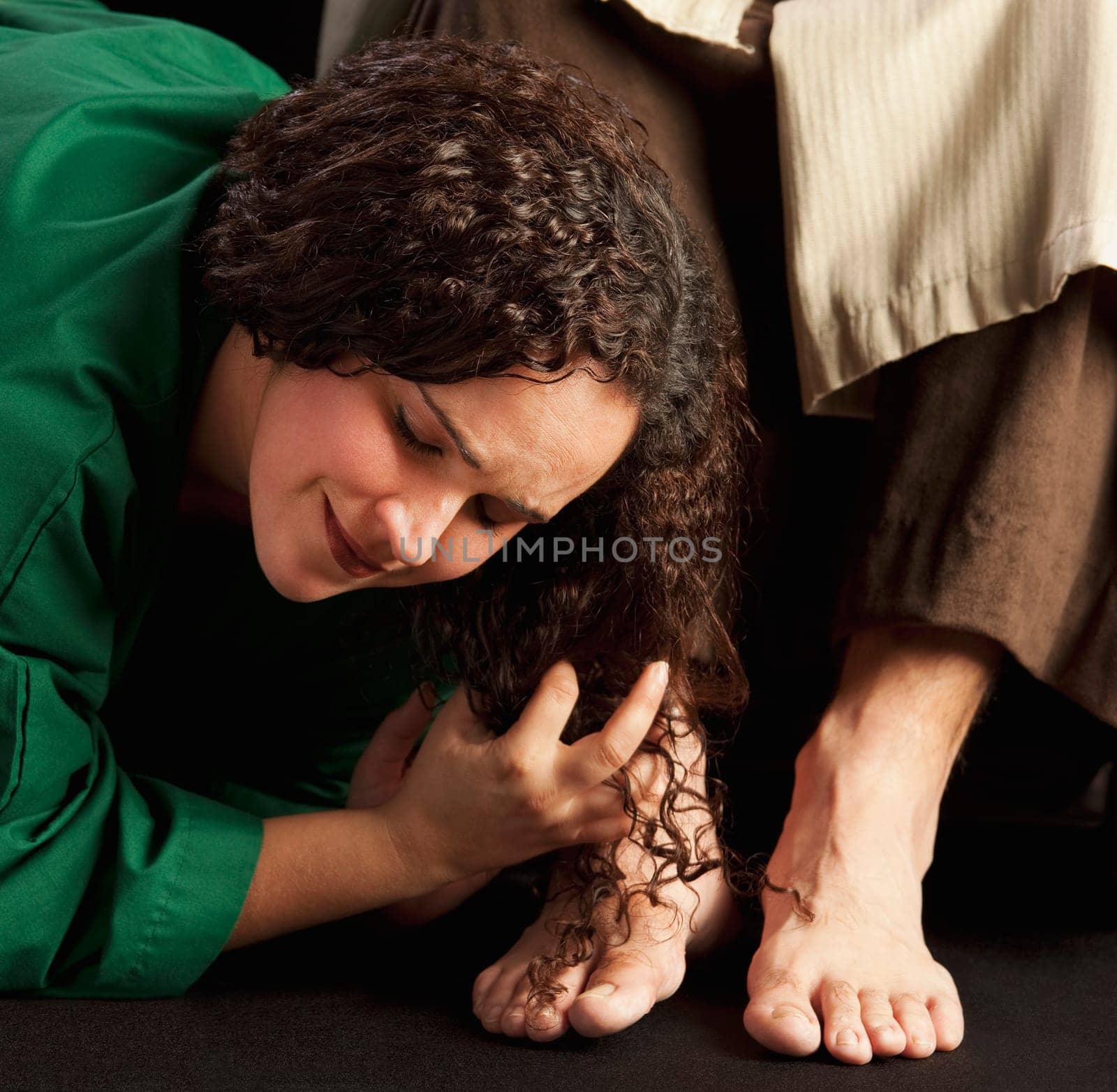 mary magdalene wiping jesus' feet
