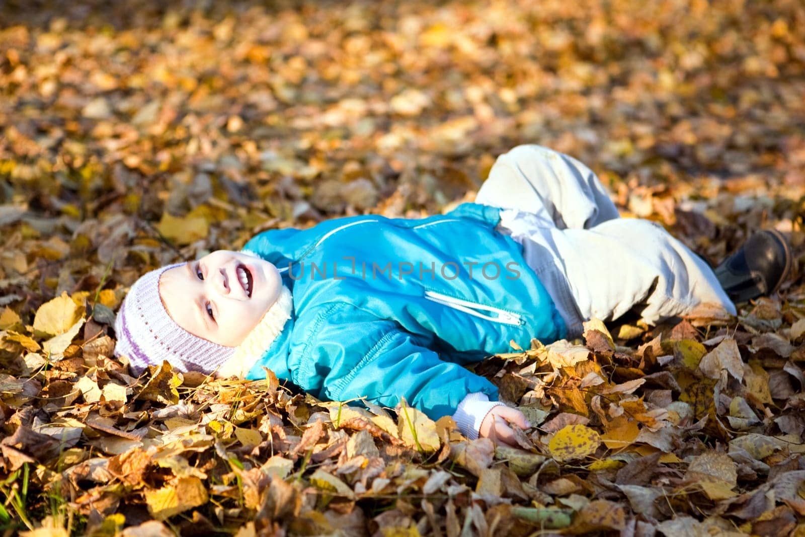 Children throw autumn leaves 7