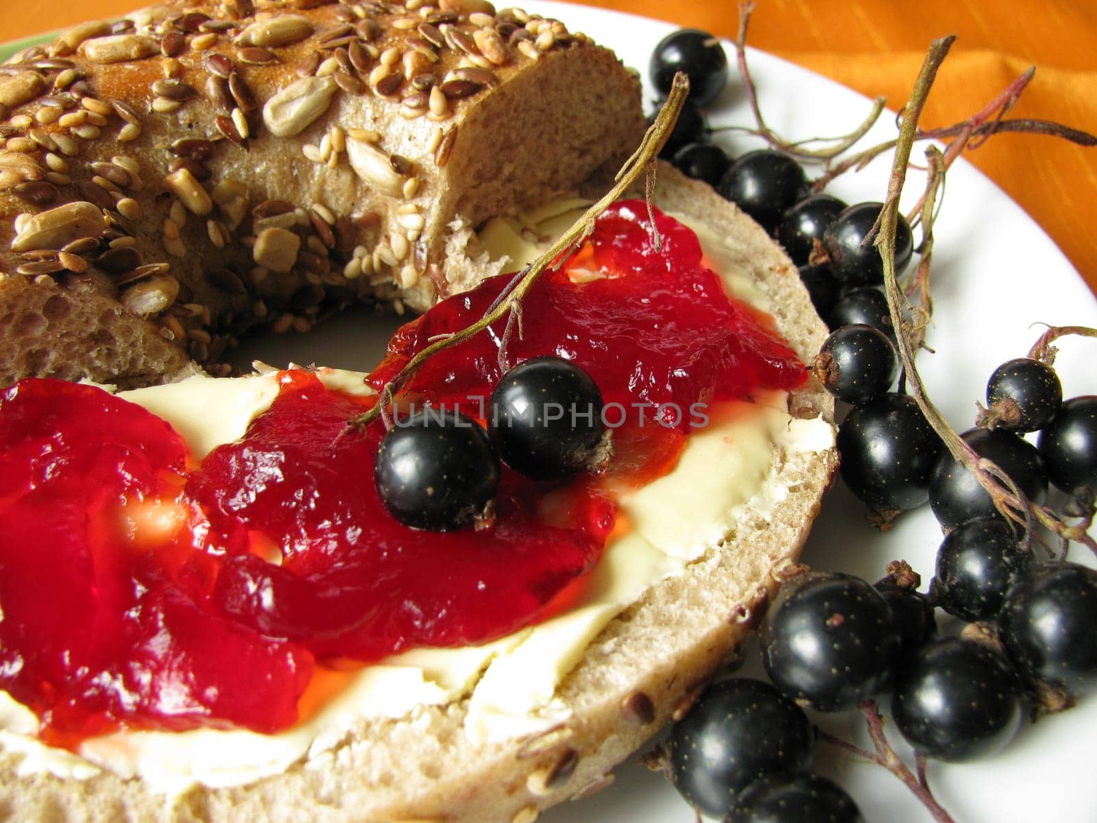 Bagel with blackcurrant jelly