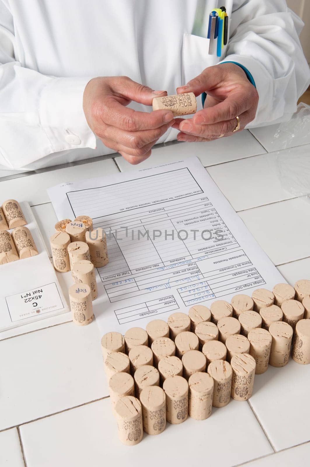 Checking cork stoppers
