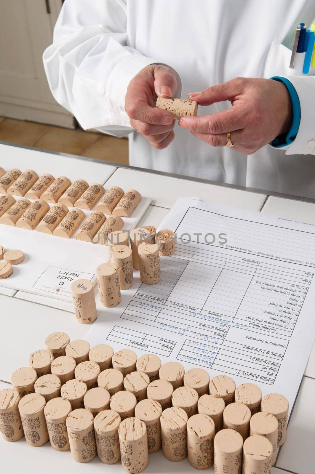 Checking cork stoppers