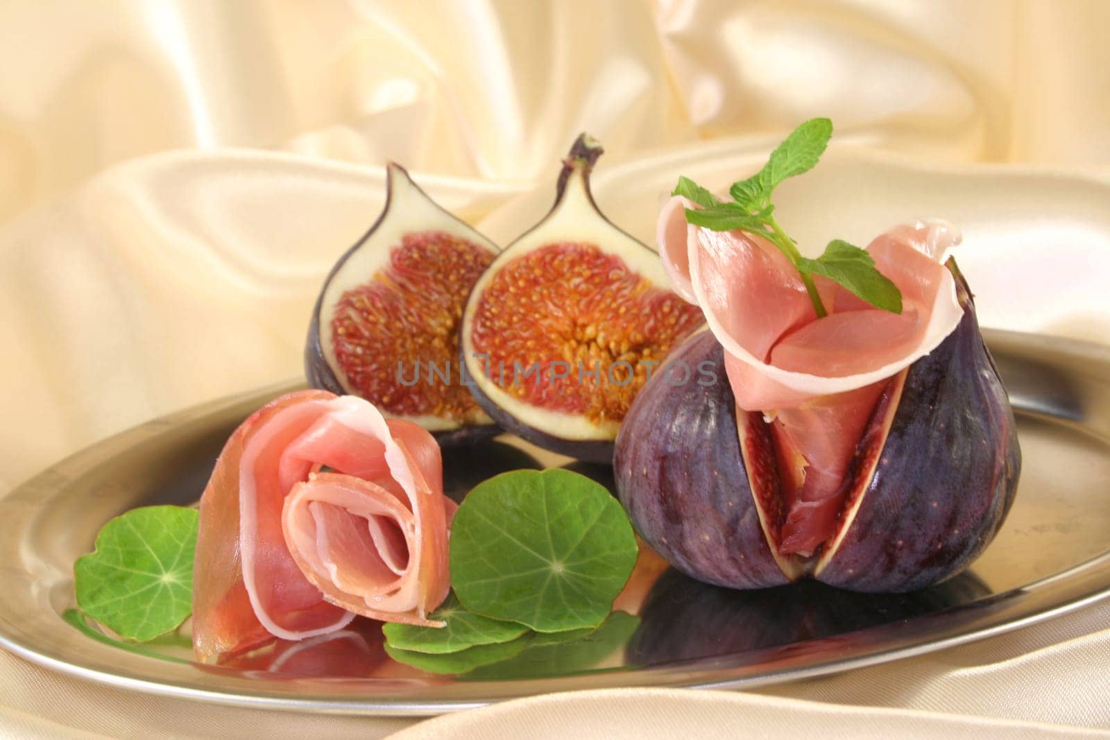 Figs with ham