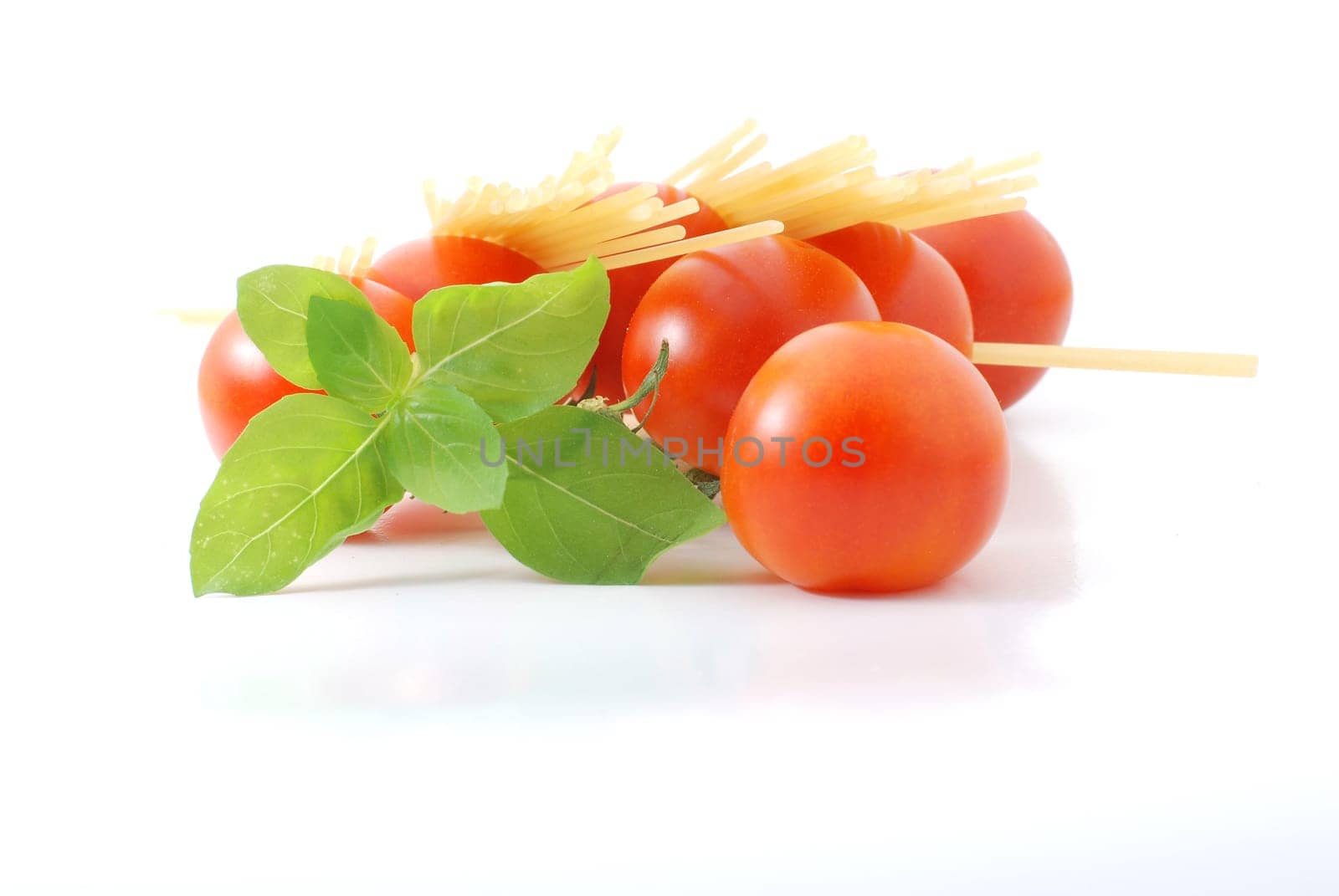Spaghetti,Tomatoes,Basil