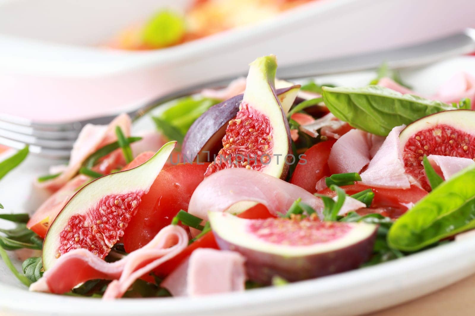 Vegetable salad with fresh figs