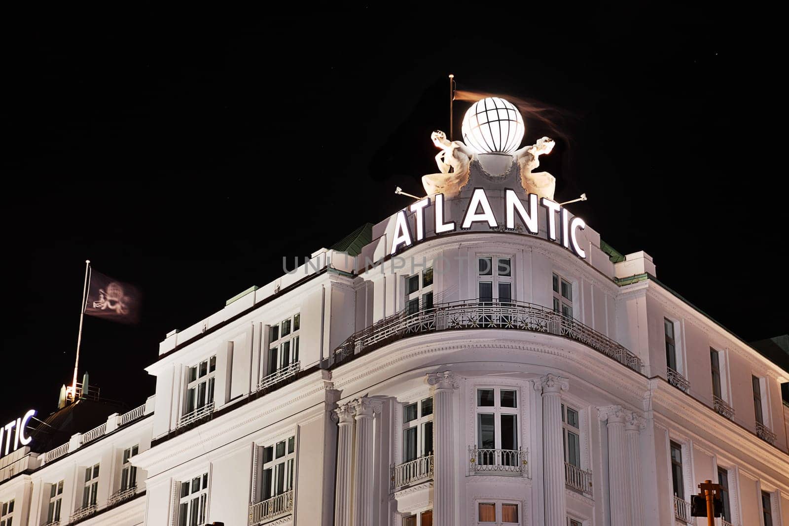 Hamburg - Hotel Atlantic by night
