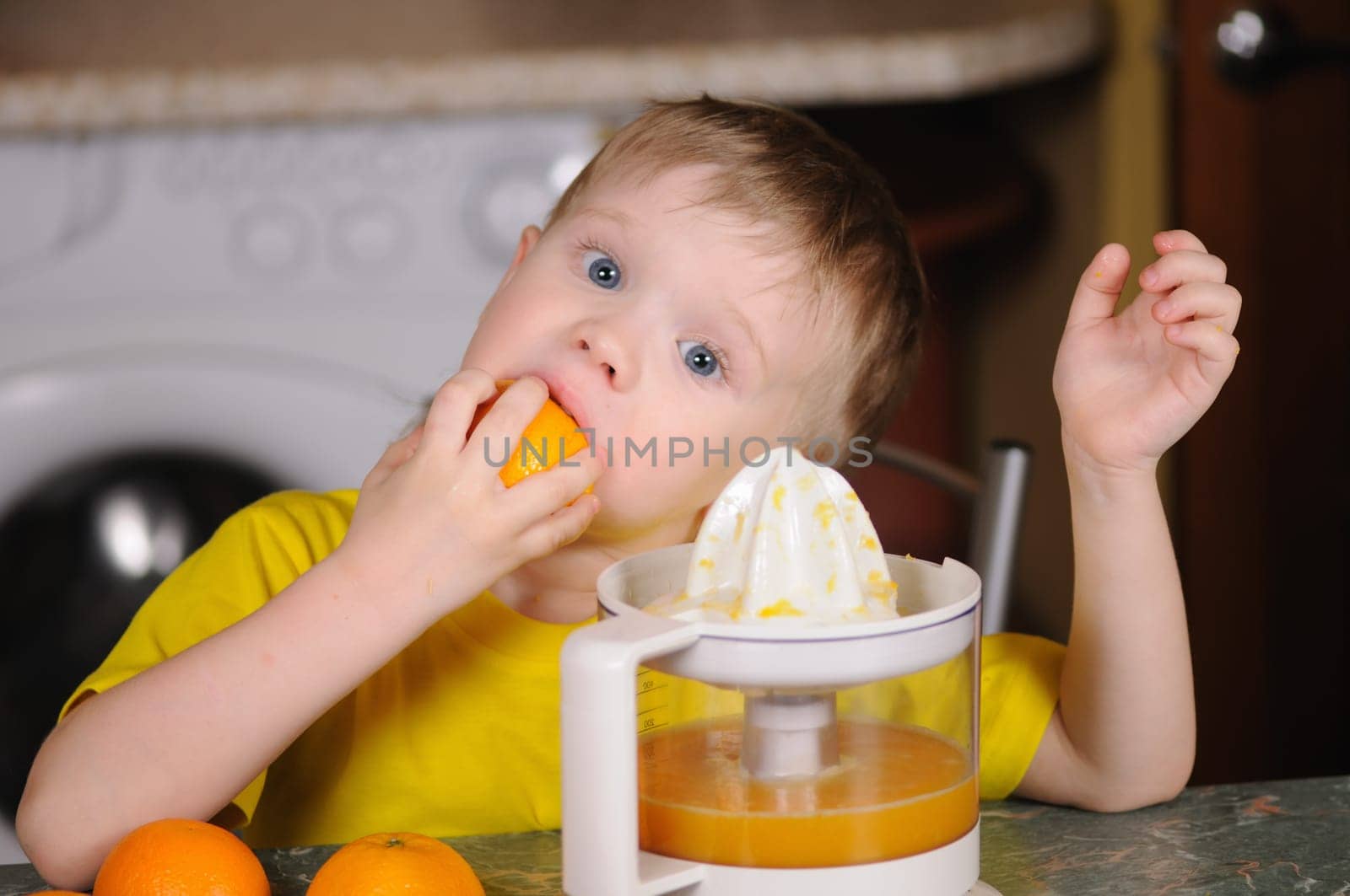 The child to wring out juice