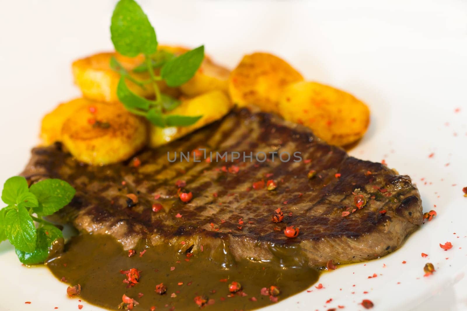 Rump steak with fried potatoes