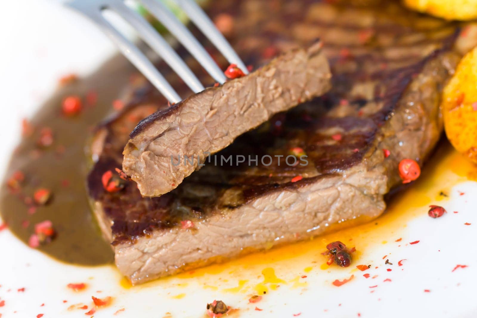 Rump steak with fried potatoes