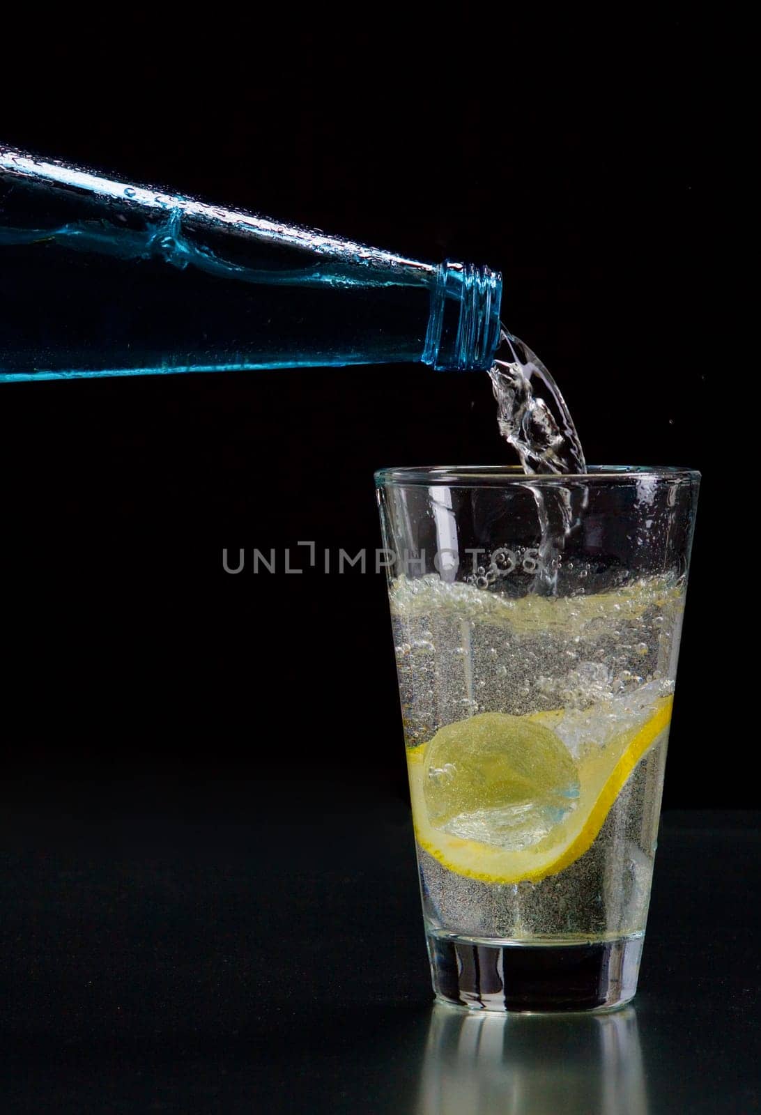 Sparkling water with lemon