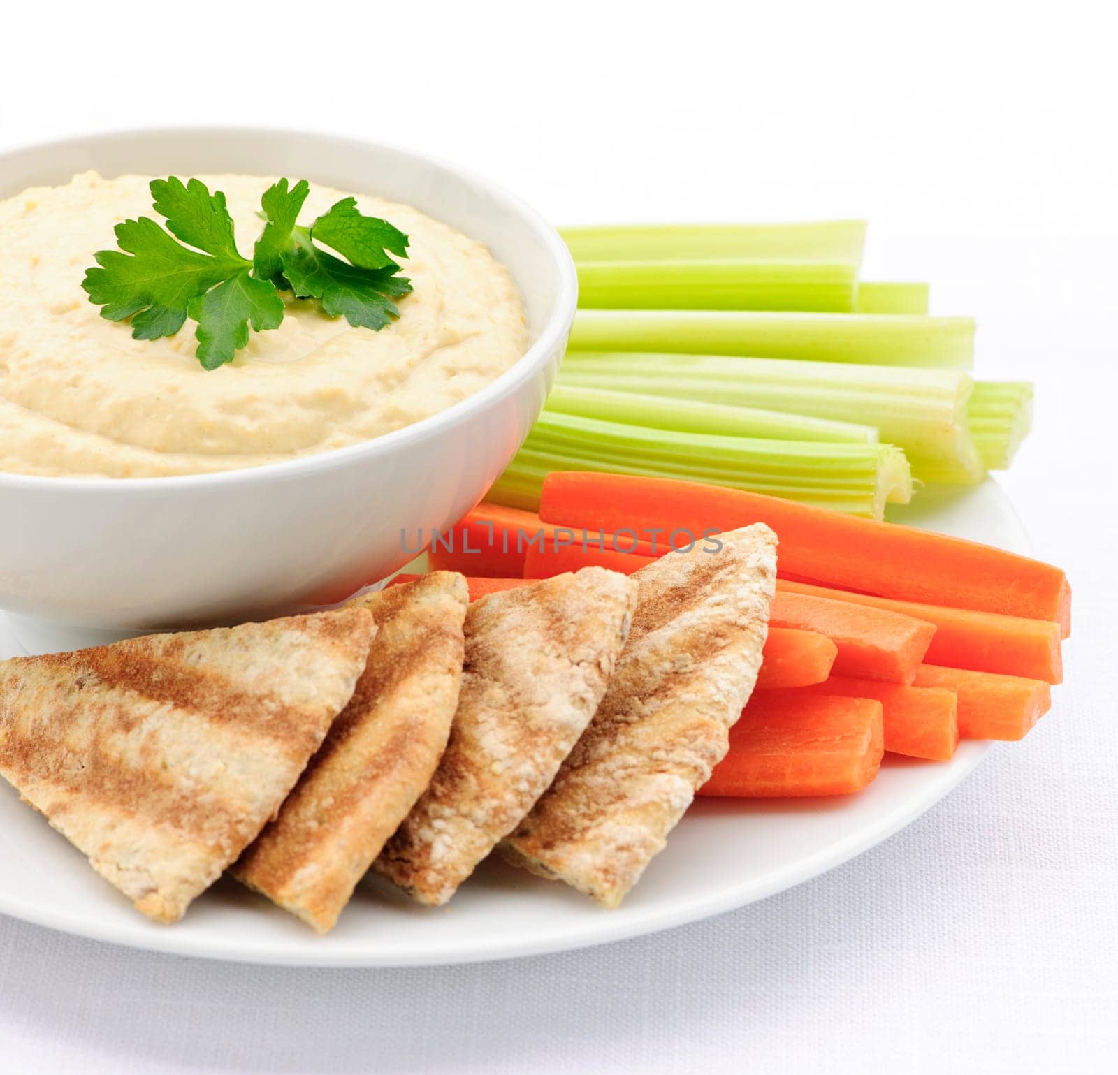 Hummus with pita bread and vegetables