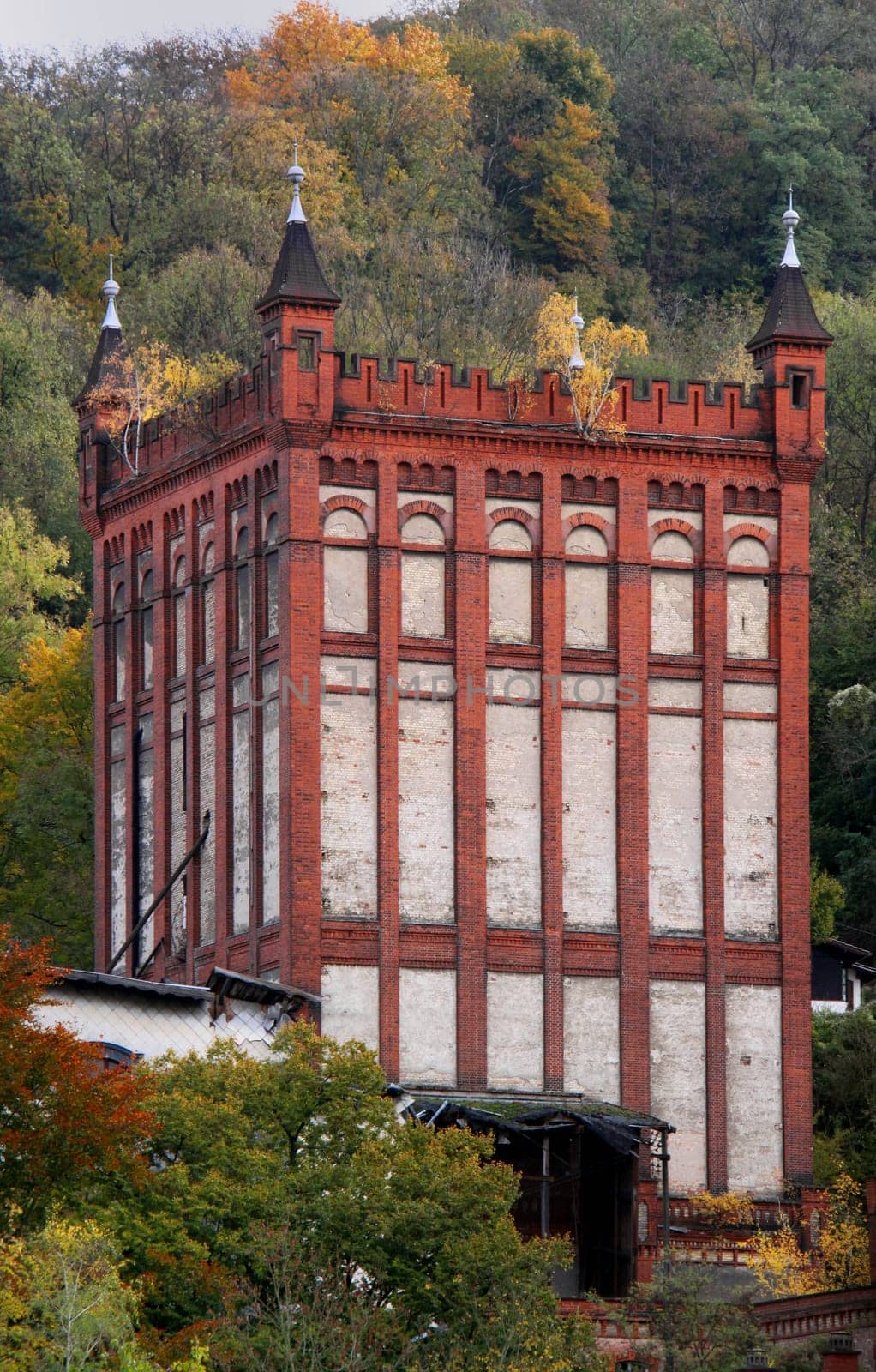 The Hildebrandsche Mühle is one of six mills on the Weschnitz and is located on the outskirts of Weinheim. The magnificent industrial building from the century before last is a listed building. The fortified tower-like silo tower of the mill (1895)