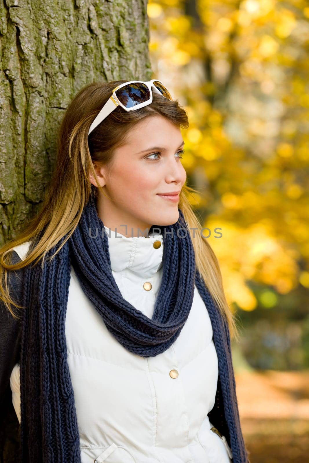 Autumn park - fashion woman with sunglasses