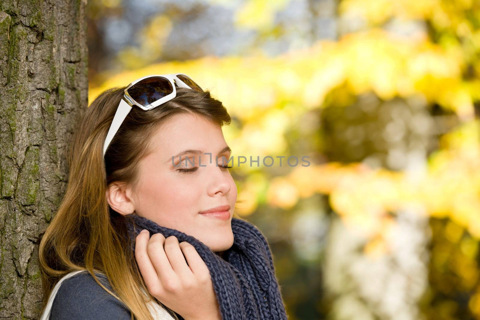 Autumn park - fashion woman with sunglasses