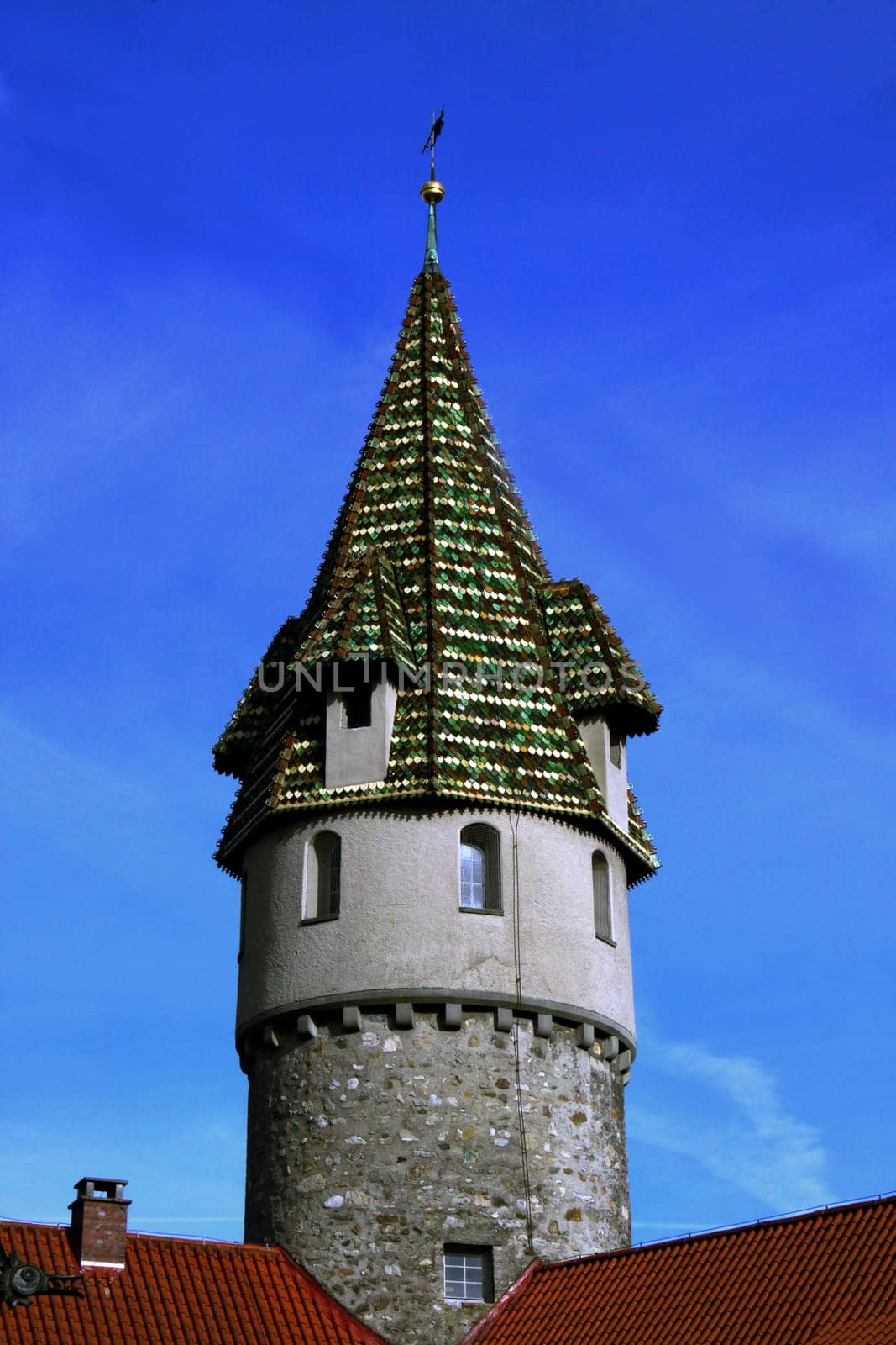 Ravensburg: City of Towers and Gates (1): Built in the 15th century,the "Green Tower"" owes its name to the colour of its roof tiles. As a round tower with a pointed helmet and skylights,it differs significantly from the other medieval towers."
