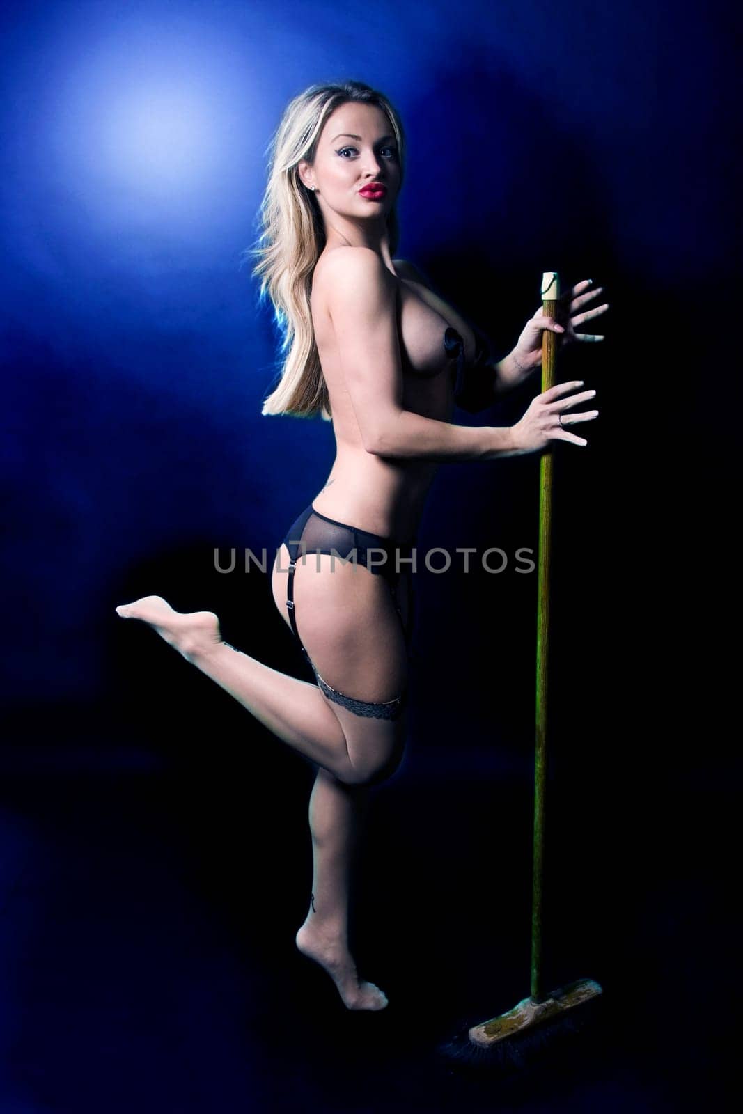 Woman-nude-black-251110 (3)